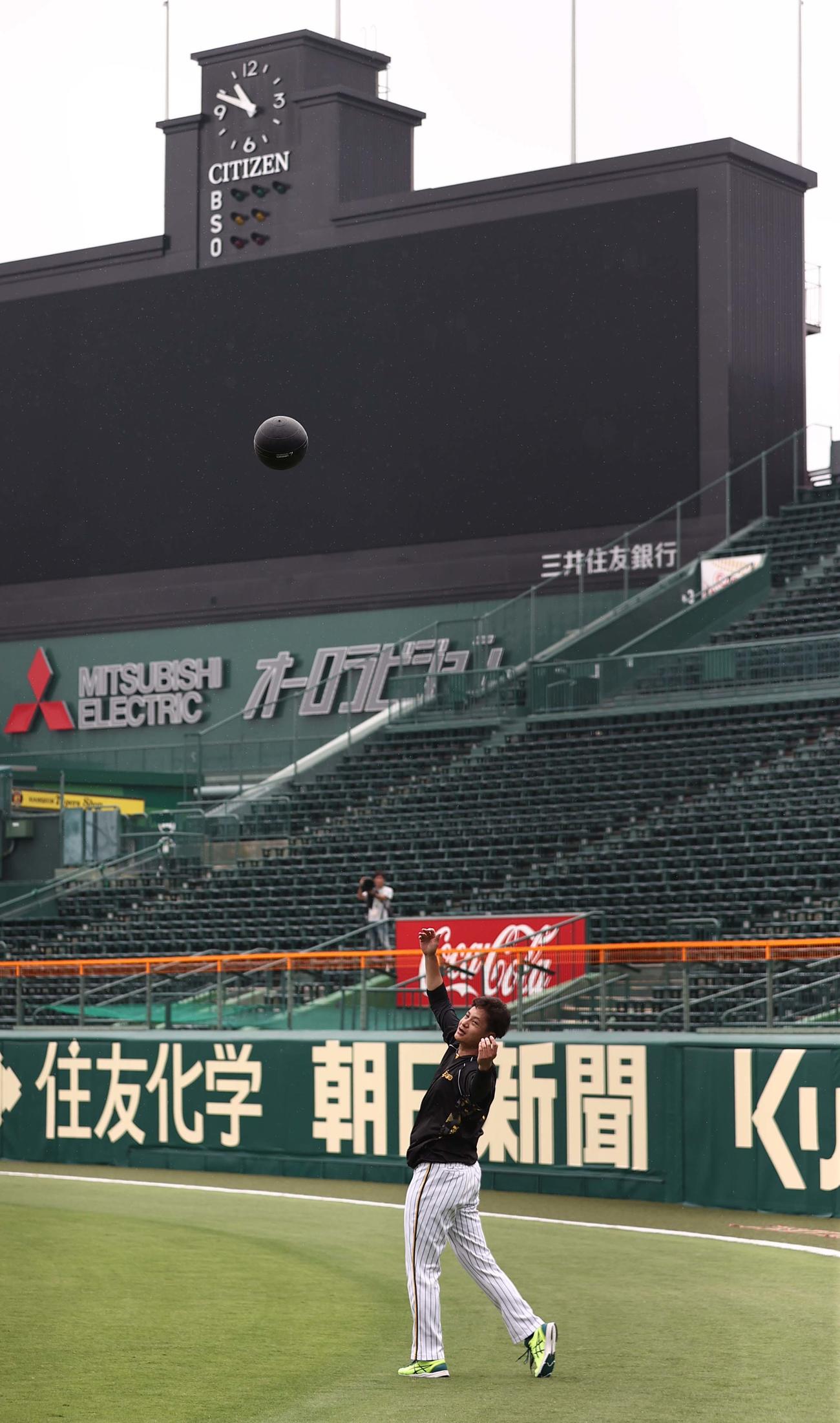 甲子園球場で調整する大竹（撮影・上田博志）