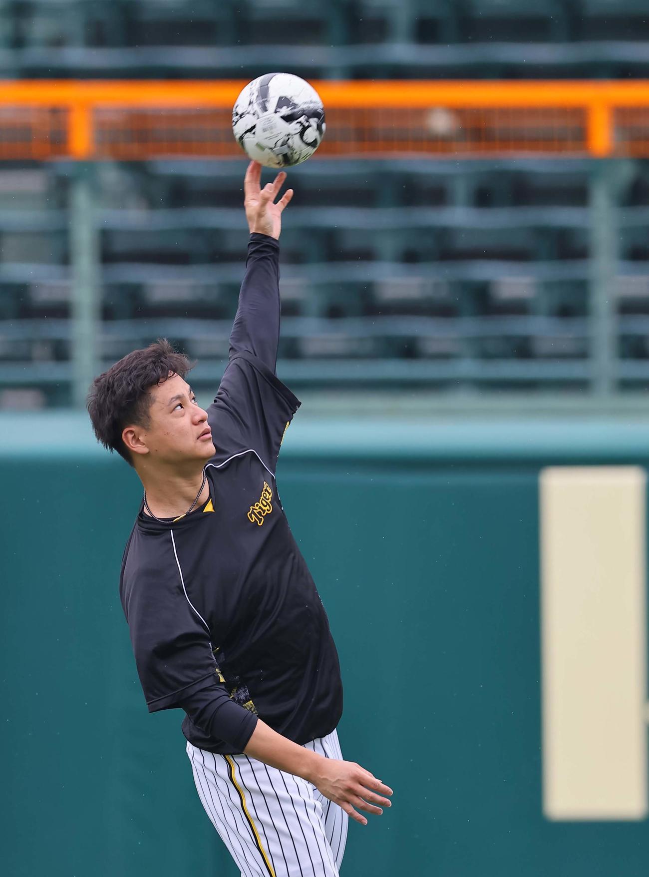 サッカーボールを使ってキャッチボールをする大竹（撮影・上田博志）