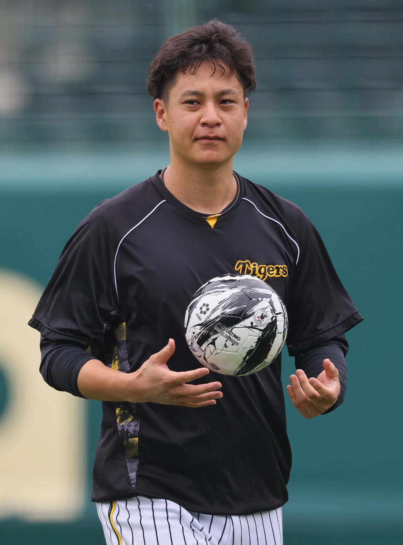 サッカーボールを使ってキャッチボールをする大竹（撮影・上田博志）