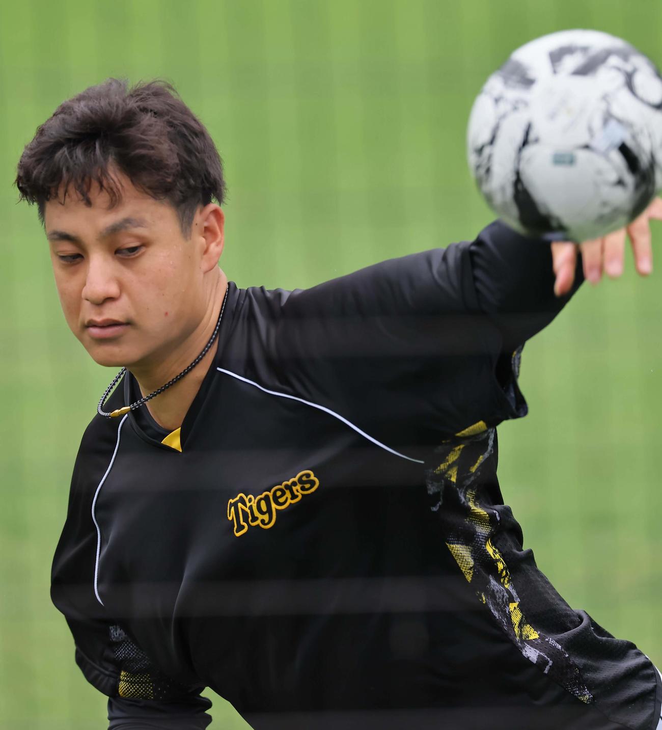 サッカーボールを使ってキャッチボールをする大竹（撮影・上田博志）