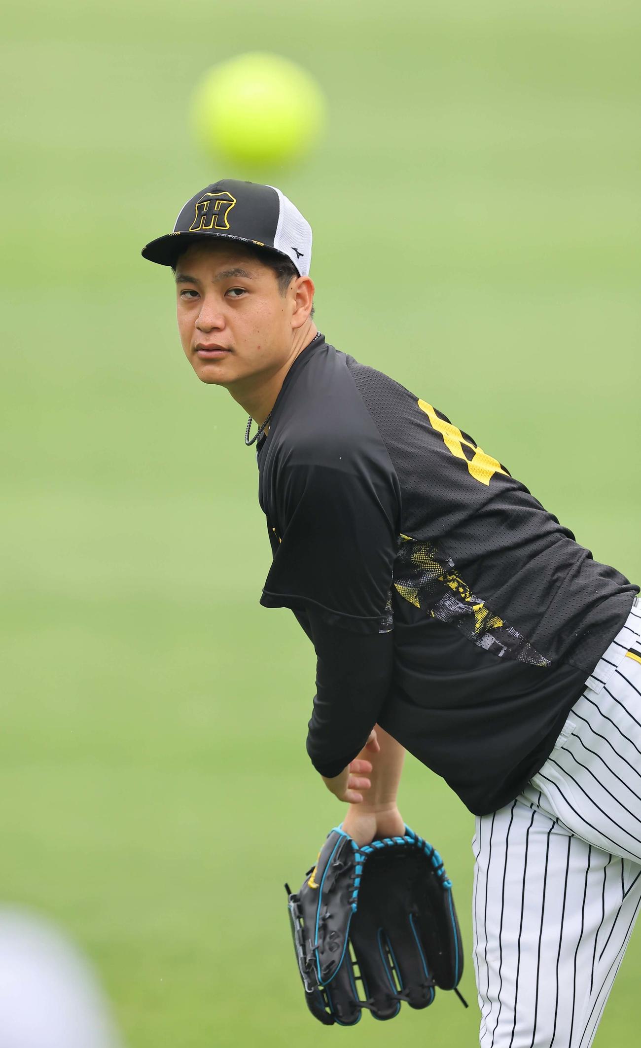 ソフトボールでキャッチボールをする大竹（撮影・上田博志）