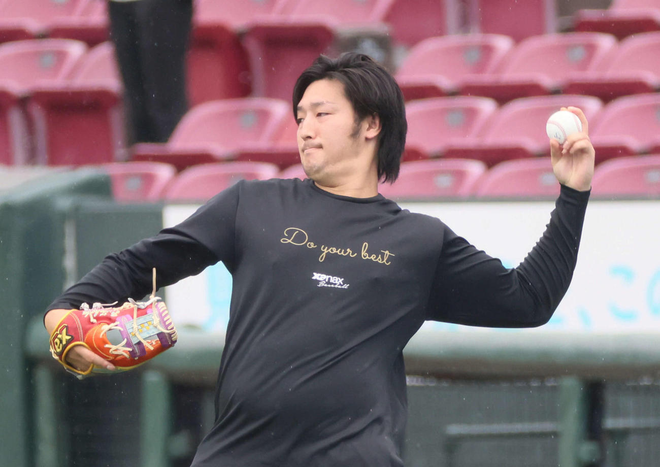 広島投手指名練習　キャッチボールをする床田（撮影・加藤孝規）
