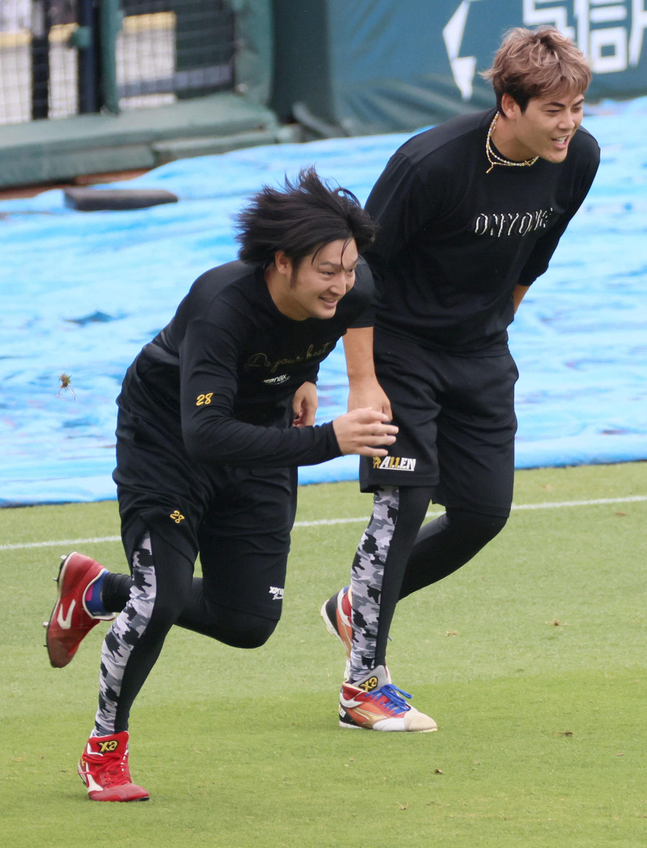 走り込む床田（左）と九里（撮影・加藤孝規）