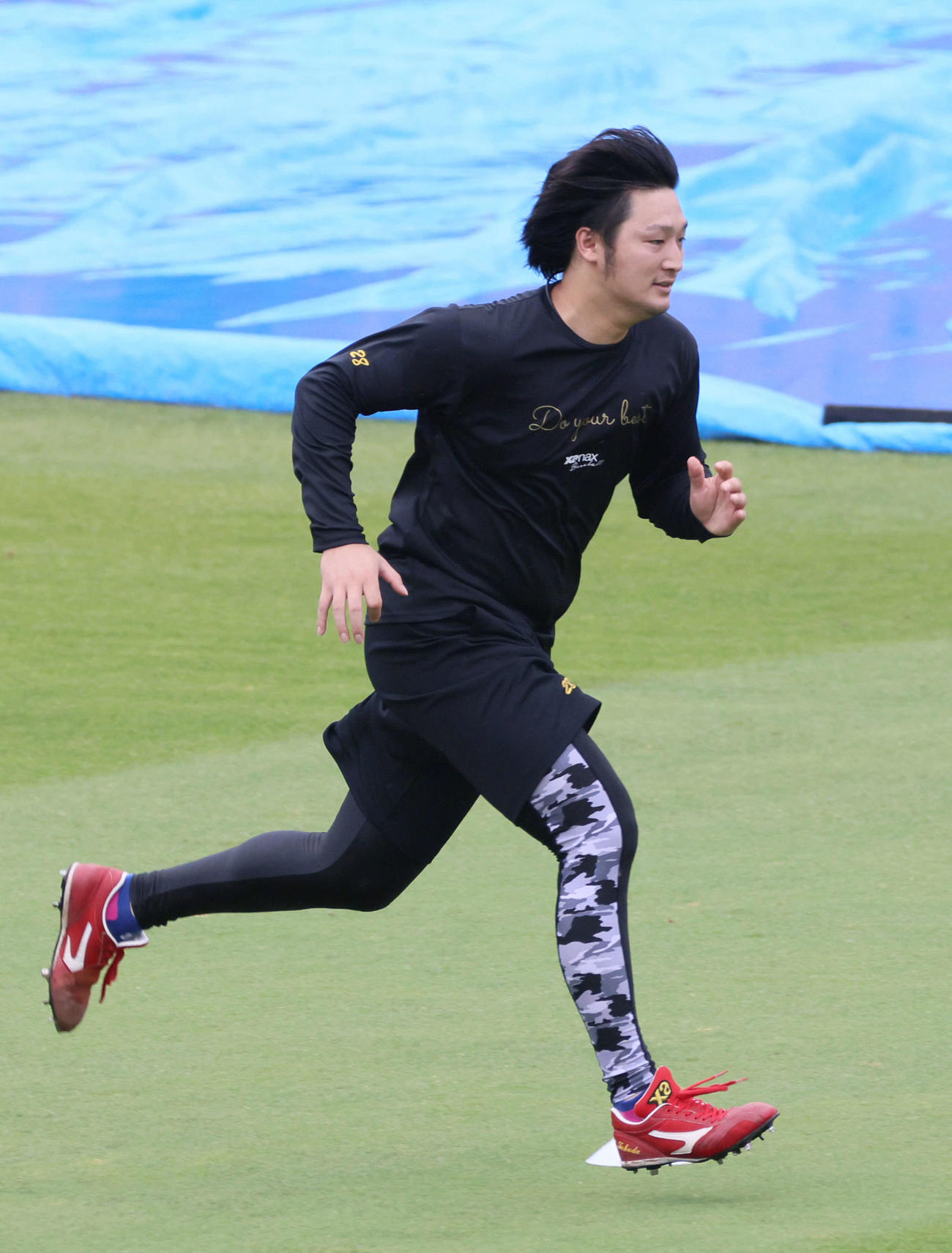 広島投手指名練習　走り込む床田（撮影・加藤孝規）