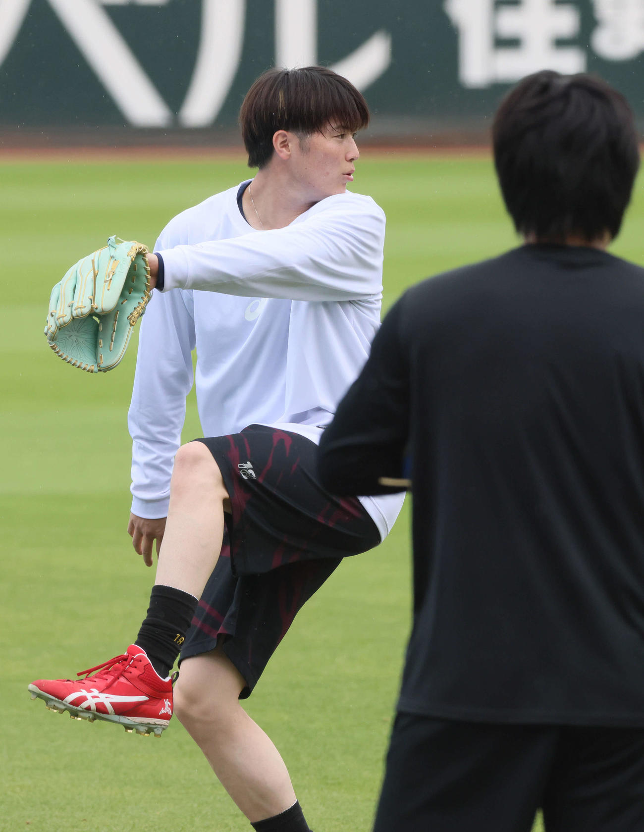 広島投手指名練習　床田（手前）とキャッチボールをする森下（撮影・加藤孝規）