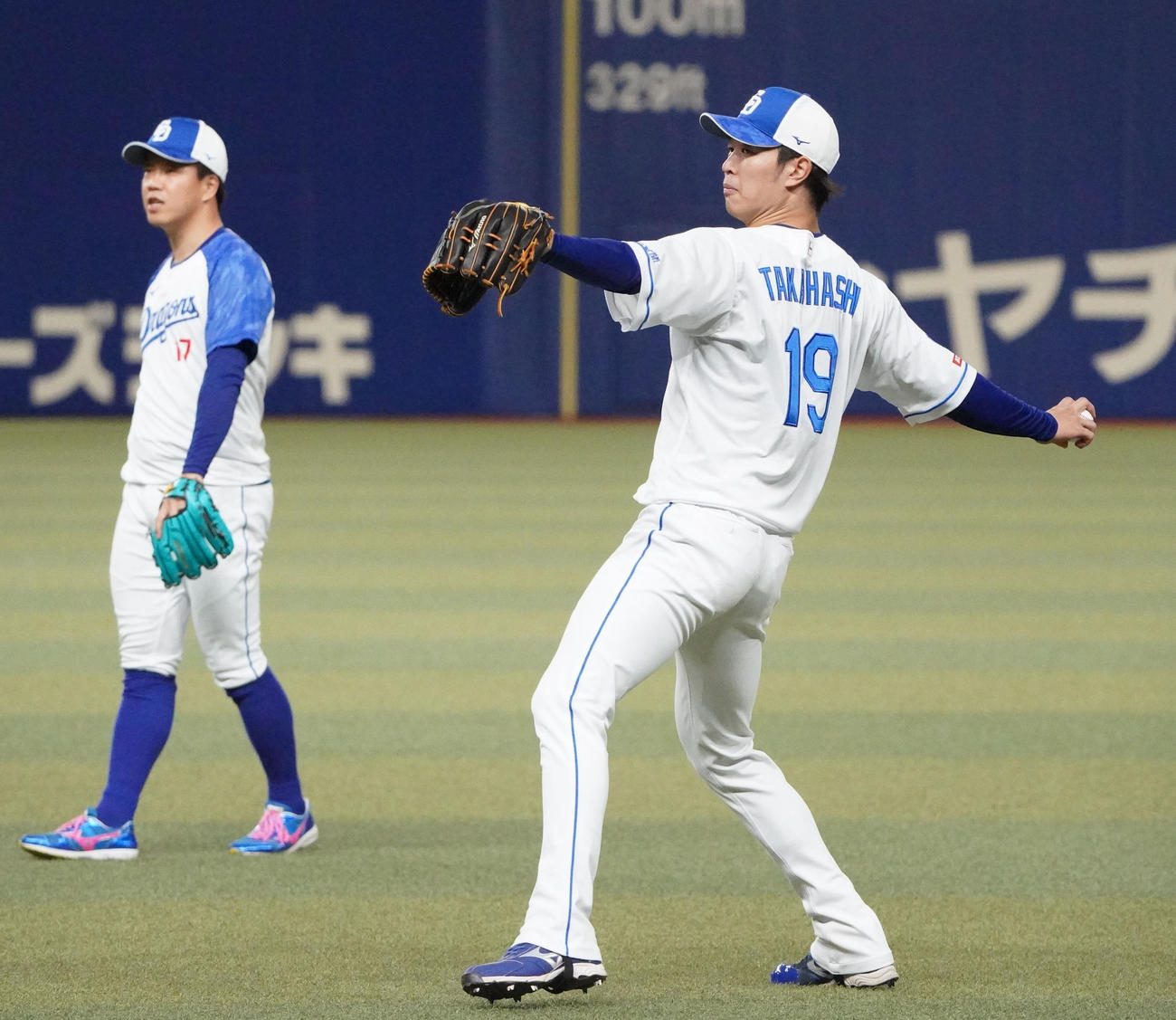 キャッチボールをする高橋宏（右）左は柳（撮影・森本幸一）