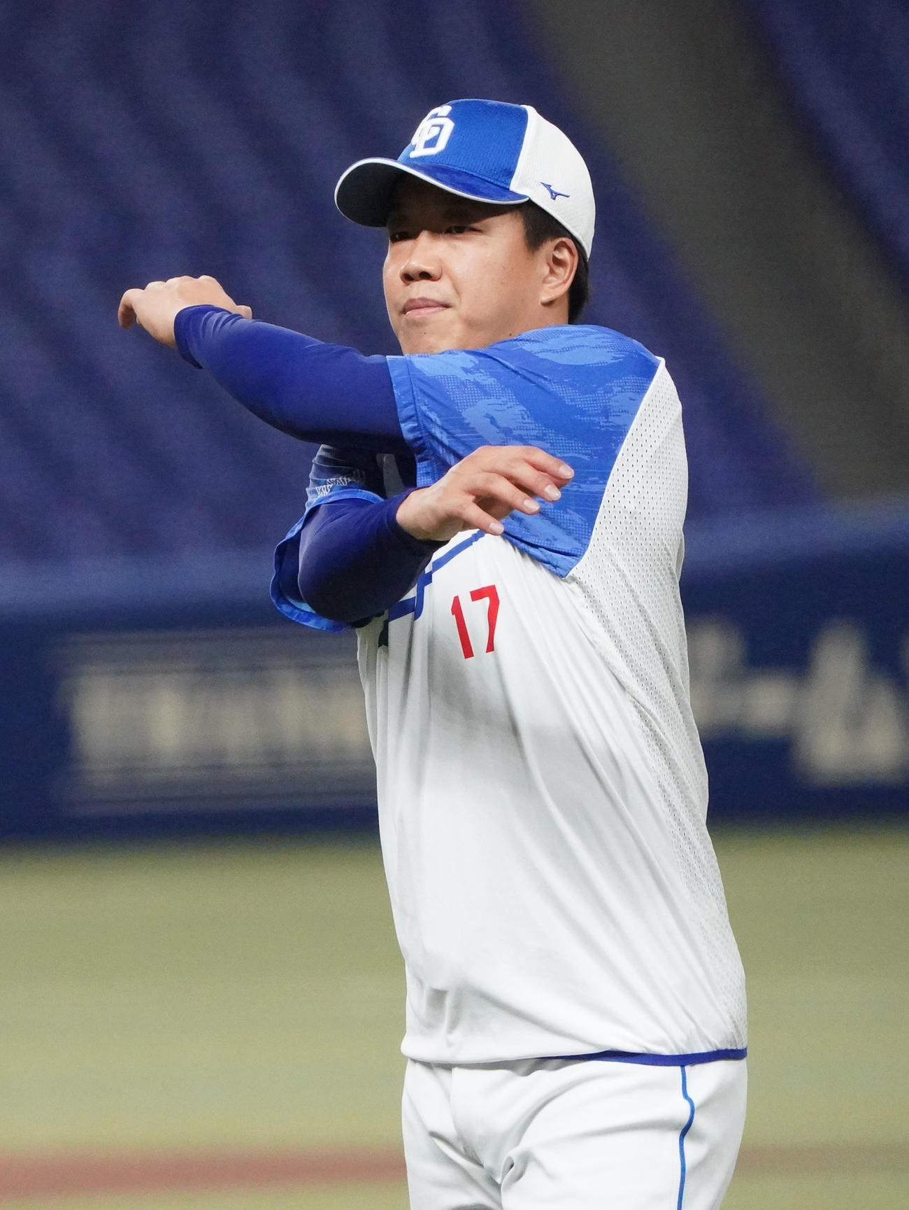ストレッチで体をほぐす柳（撮影・森本幸一）