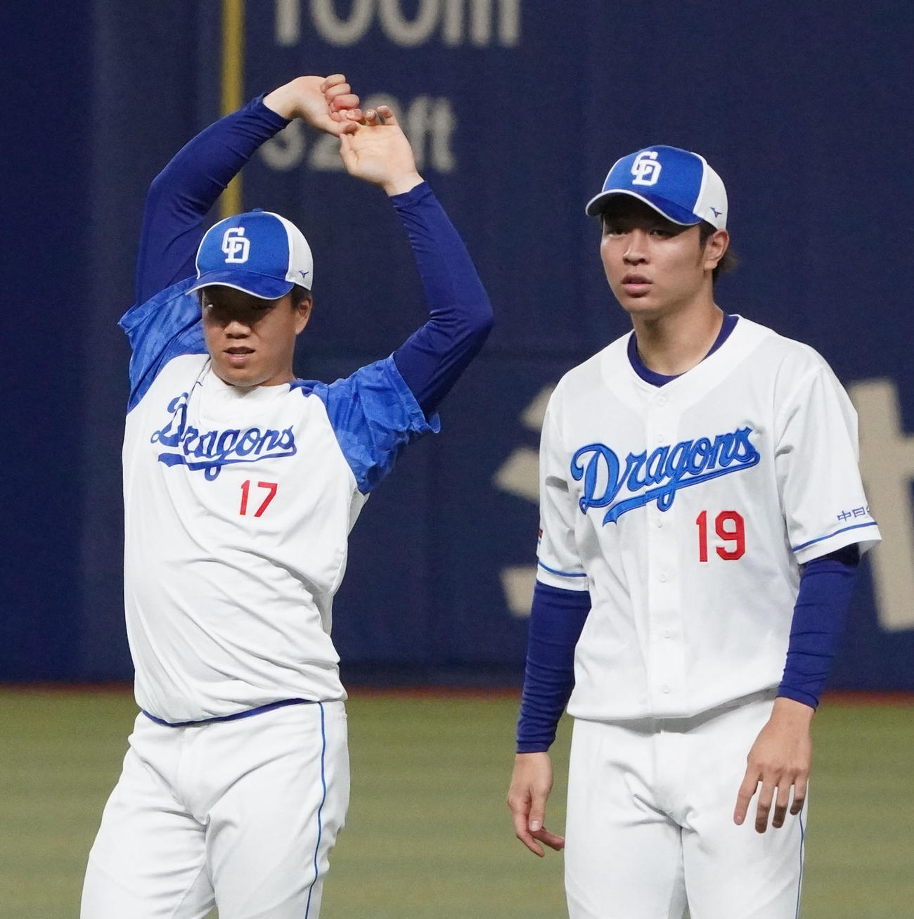ストレッチで体をほぐす柳（左）と高橋宏（撮影・森本幸一）