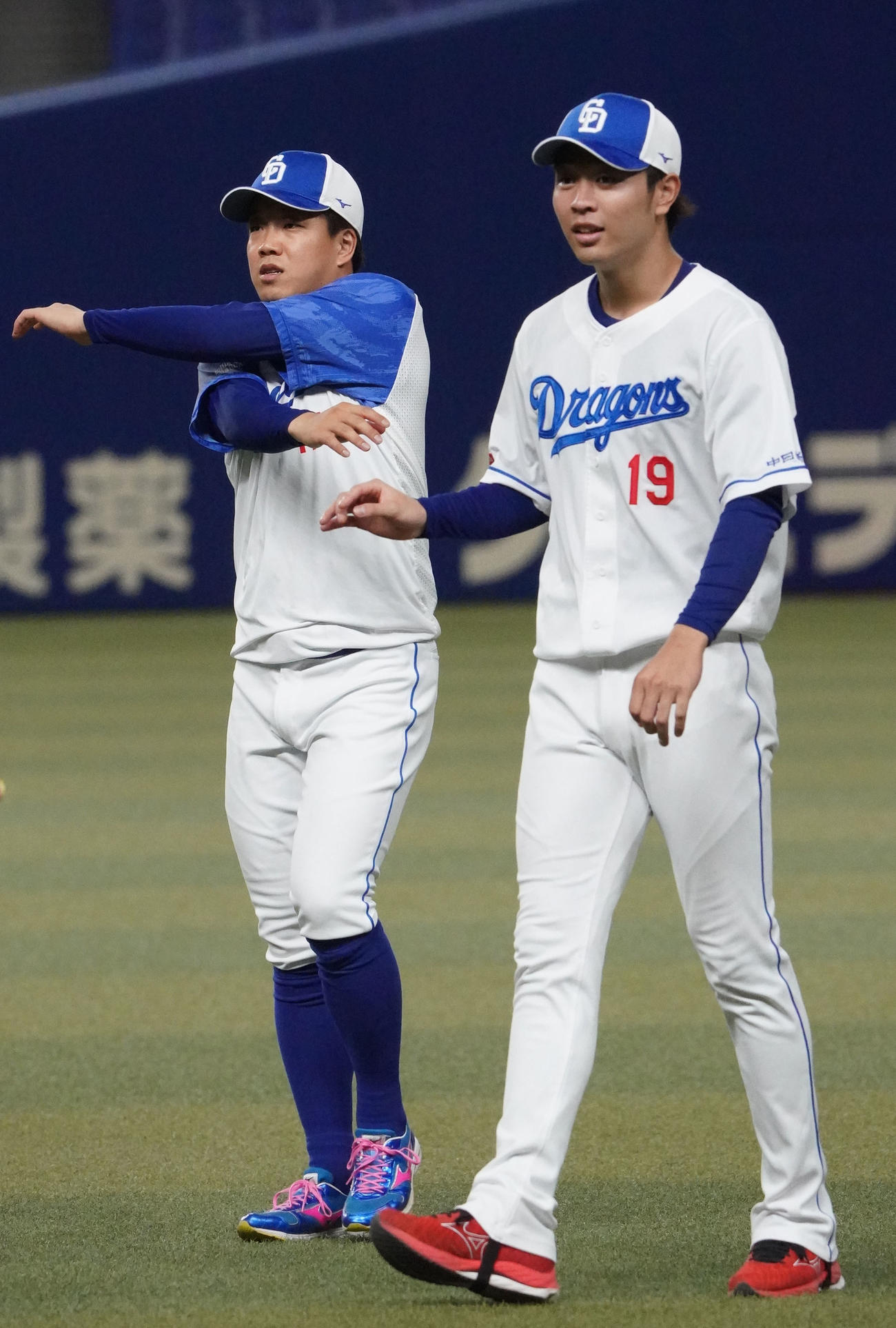 ストレッチで体をほぐす合間に言葉を交わす（左から）柳と高橋宏（撮影・森本幸一）