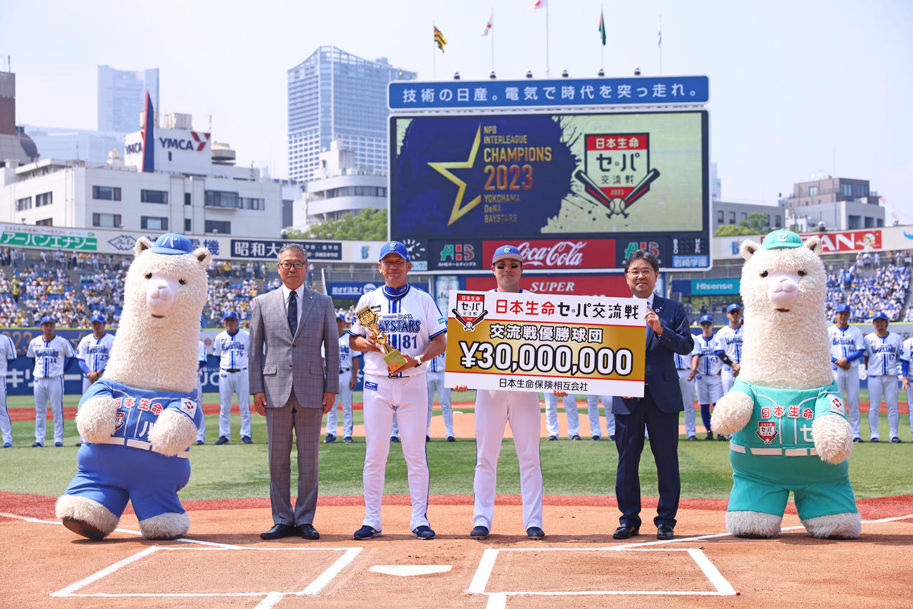 DeNA対阪神　試合前、交流戦優勝の表彰を受け写真に納まるDeNA三浦監督（中央左）と佐野（同右）（2023年6月25日撮影）