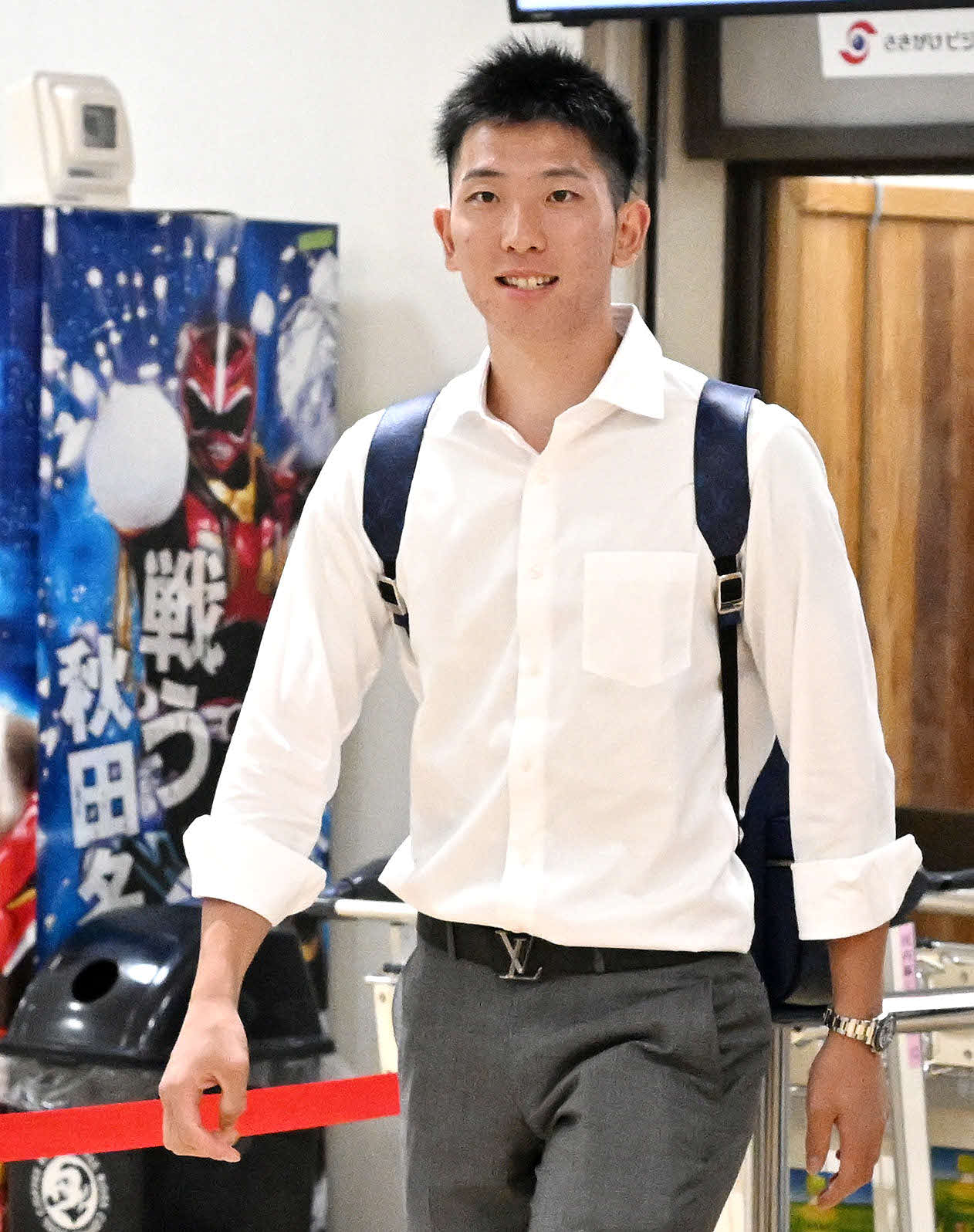 秋田空港に到着した巨人戸郷（撮影・滝沢徹郎）