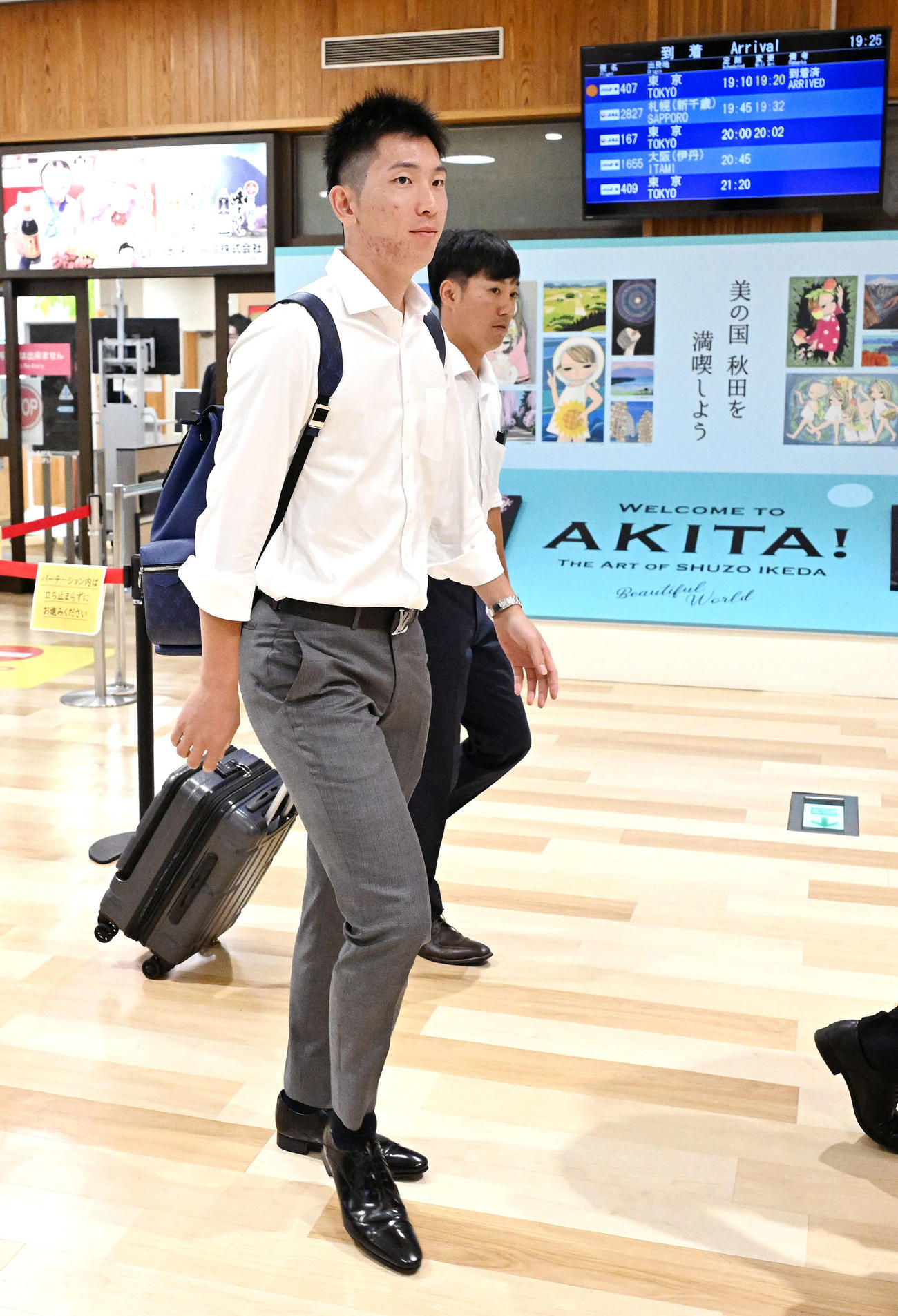 秋田空港に到着した巨人戸郷（撮影・滝沢徹郎）