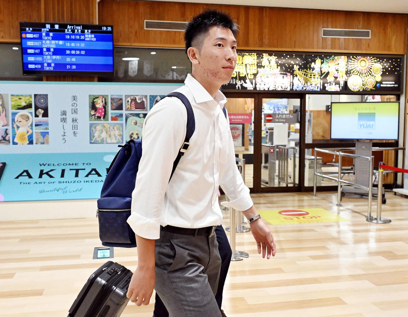 秋田空港に到着した巨人戸郷（撮影・滝沢徹郎）