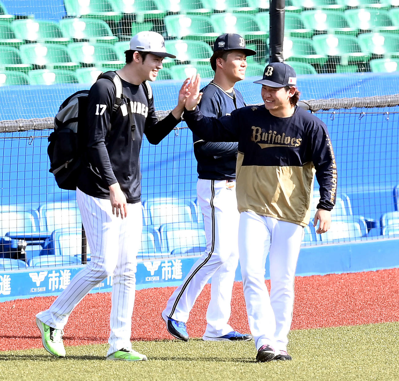 オリックス宮城（右）と笑顔でハイタッチをするロッテ佐々木朗（2023年5月18日撮影）