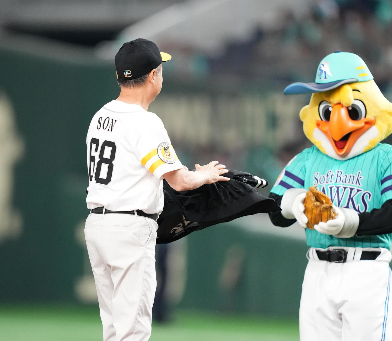 始球式を前にユニホーム姿を披露するソフトバンク孫オーナー（撮影・菅敏）
