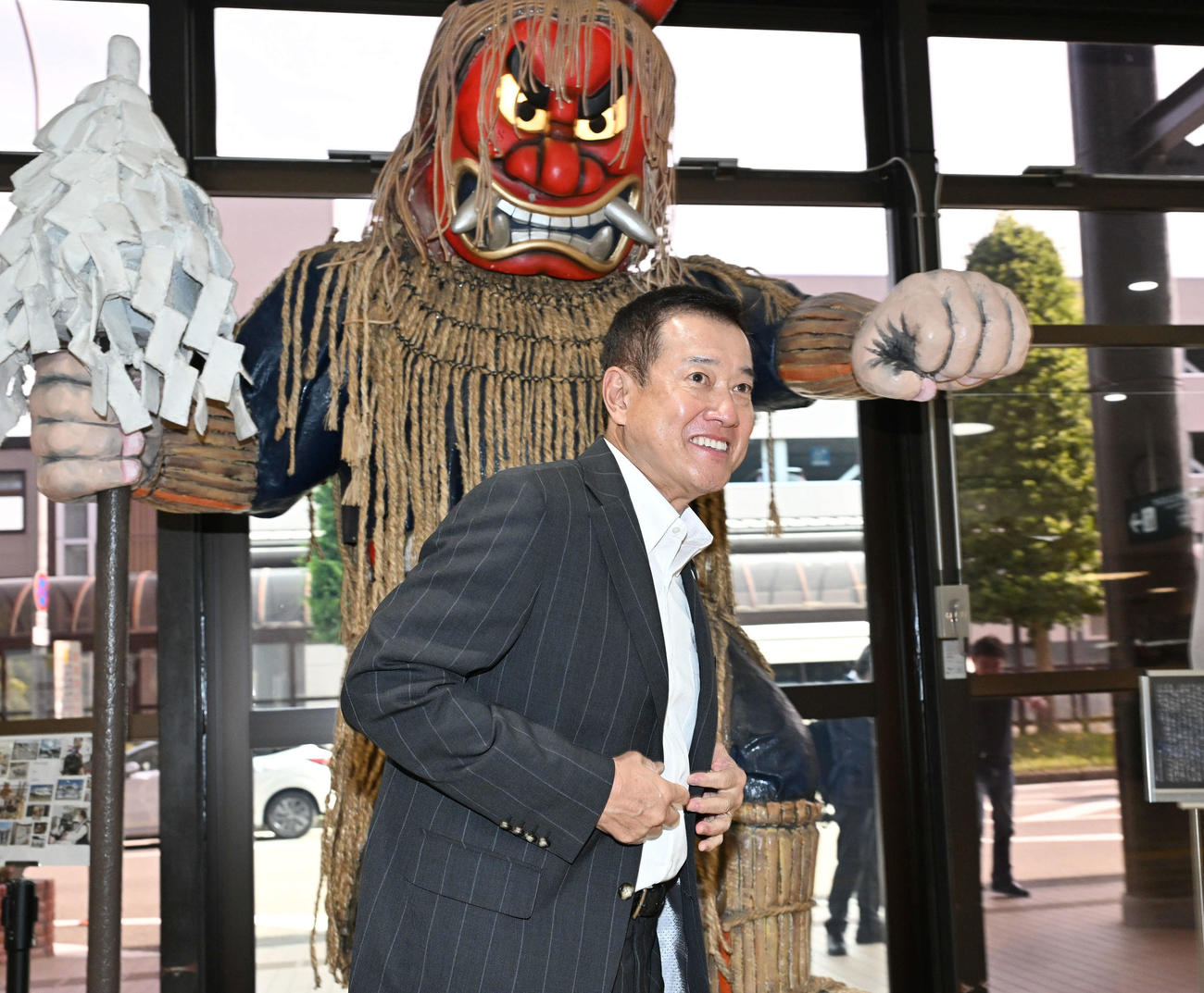 秋田空港に到着し、なまはげの前で笑顔の巨人原監督（撮影・滝沢徹郎）
