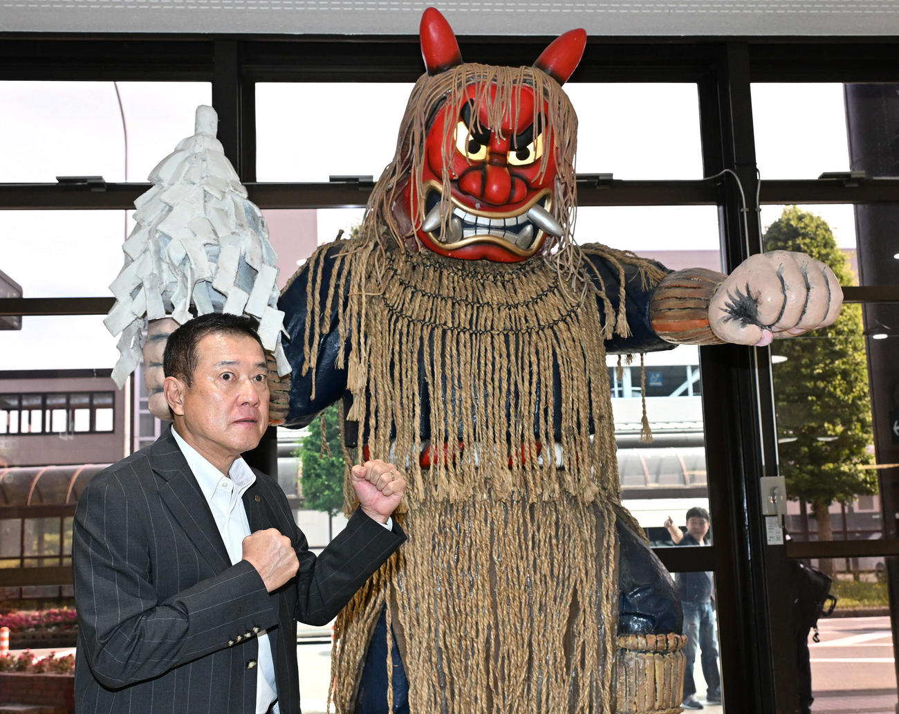秋田空港に到着し、なまはげの前でポーズを決める巨人原監督（撮影・滝沢徹郎）