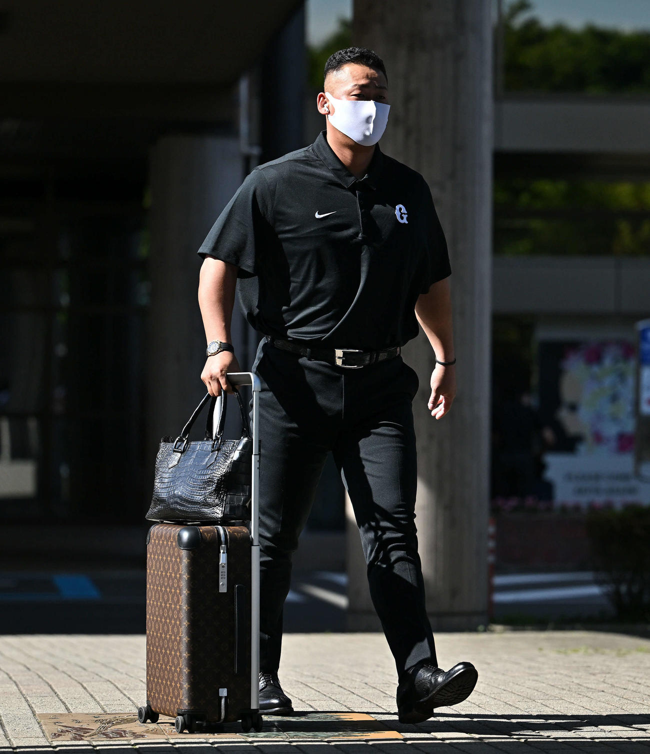 秋田空港に到着した中田翔（撮影・滝沢徹郎）