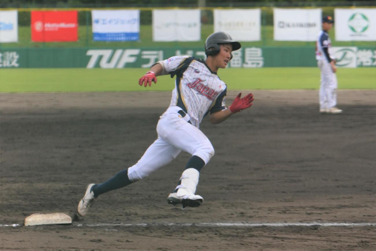 日本対フィリピン　2回裏1死満塁から右越えランニング満塁本塁打で三塁を駆け抜けた才田凱斗（撮影・久我悟）