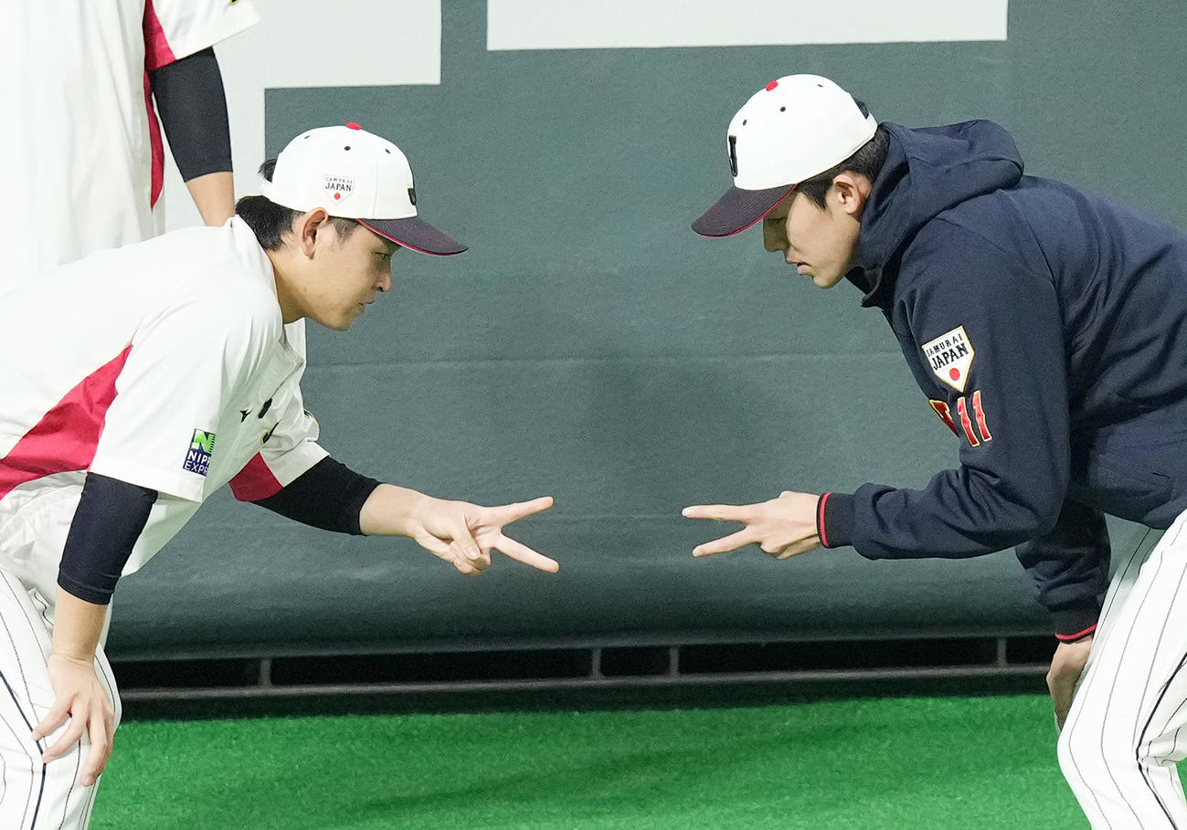 試合前の練習で宮城大弥（左）とじゃんけんする佐々木朗希（2022年11月9日撮影）