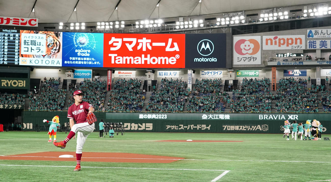 ソフトバンク対楽天　試合前、スタンドで盛り上がるソフトバンクファンを横目にアップをする楽天田中将（撮影・菅敏）