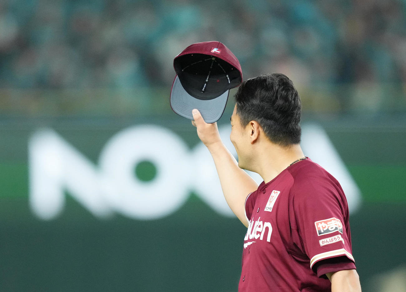 ソフトバンク対楽天　5回裏ソフトバンク2死、近藤の右飛を小郷裕哉に向かってポーズをとる田中将（撮影・菅敏）