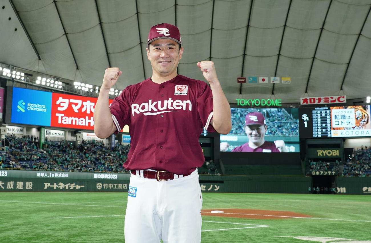 ソフトバンク対楽天　今季4勝目を挙げ、笑顔でガッツポーズを見せる楽天田中将（撮影・菅敏）