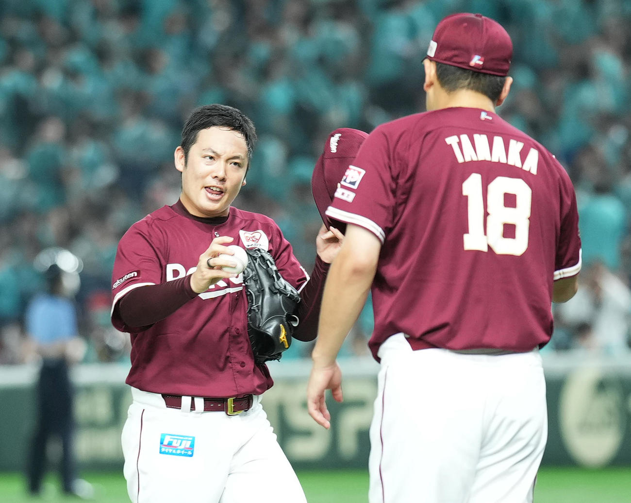 ソフトバンクに勝利し、4勝目を挙げた田中将（右）にウイニングボールを手渡す楽天松井裕（撮影・菅敏）