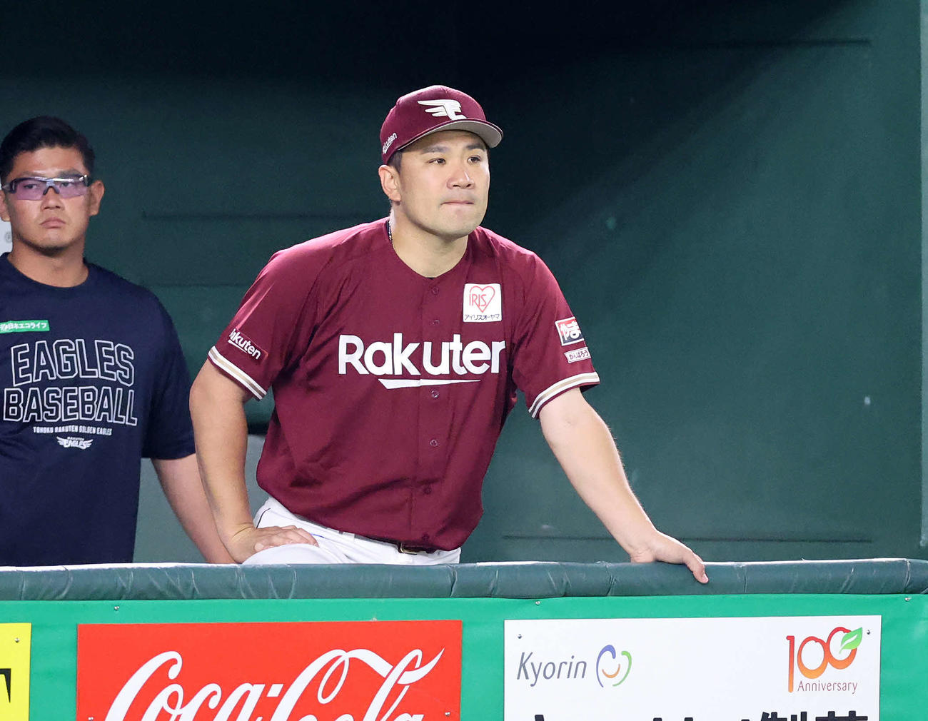 ソフトバンク対楽天　9回裏、戦況を見つめる楽天田中将（撮影・鈴木正人）