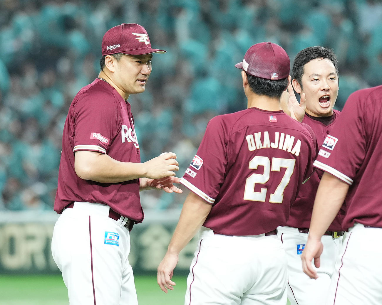 ソフトバンクに勝利し、4勝目を挙げた田中将（左）は、楽天松井裕（右）から受け取ったウイニングボールを手にする（撮影・菅敏）