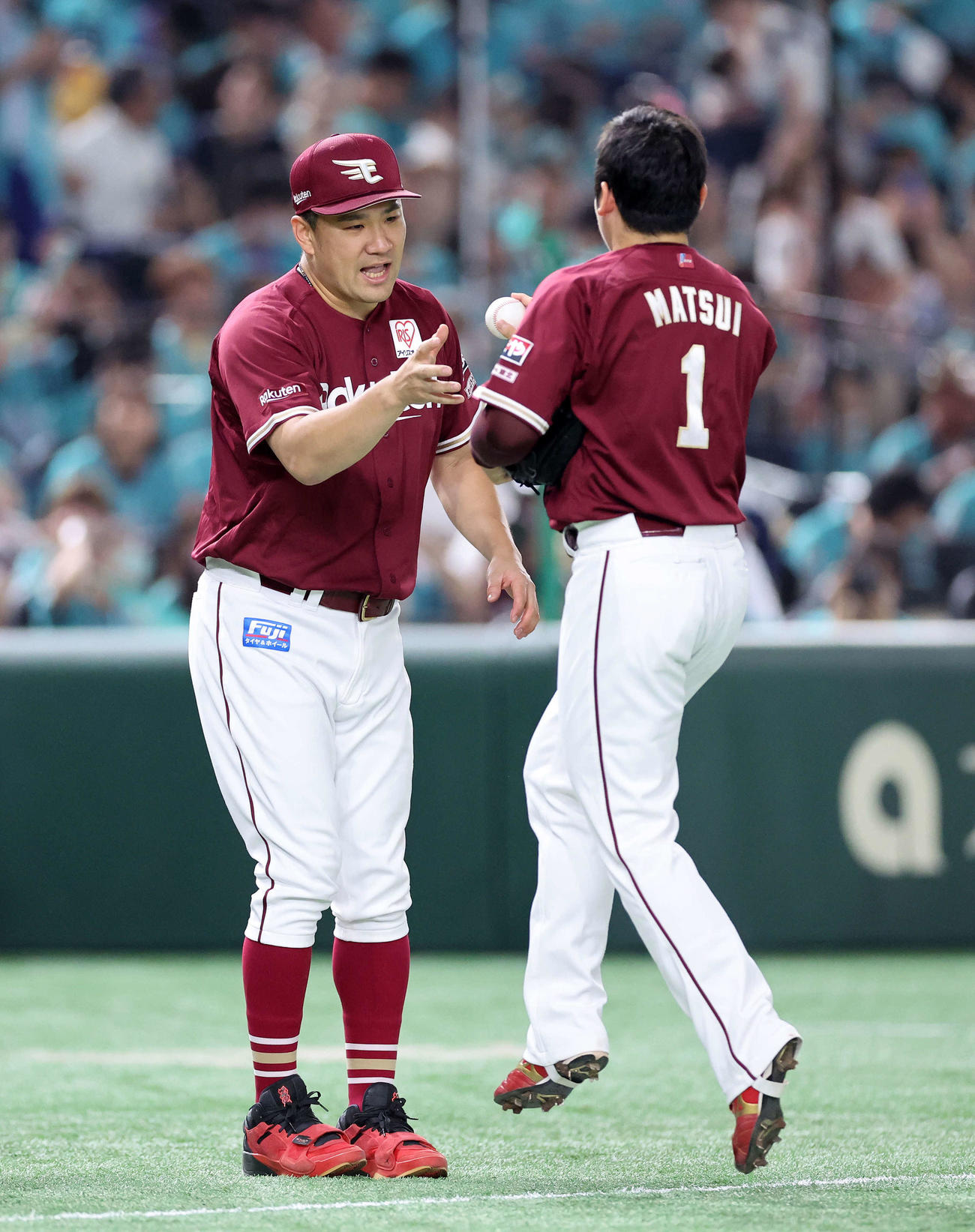ソフトバンク対楽天　勝利し、楽天松井裕（右）からウイニングボールを受け取る田中将（撮影・鈴木正人）