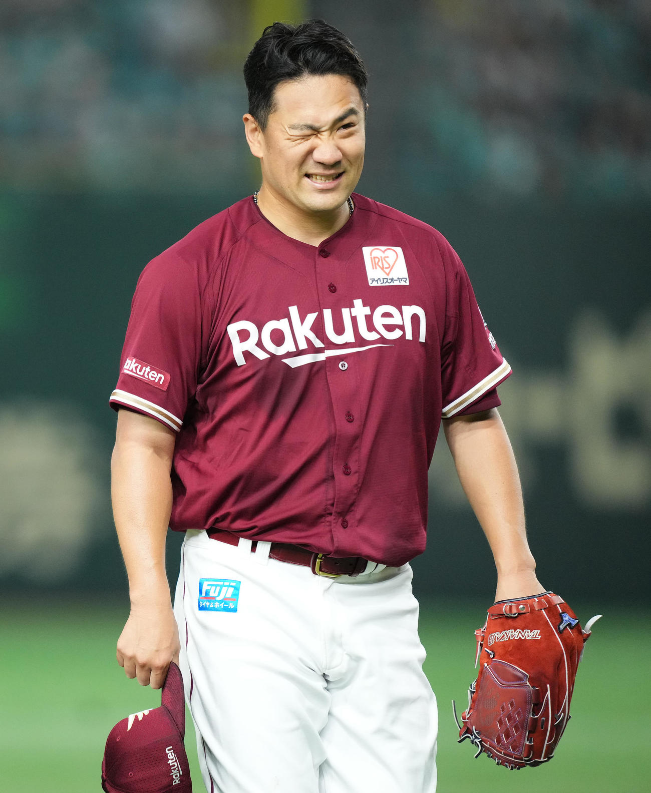 ソフトバンク対楽天　5回裏ソフトバンク2死、近藤の右飛を小郷が好捕し、ホッとした表情でベンチに戻る田中将（撮影・菅敏）