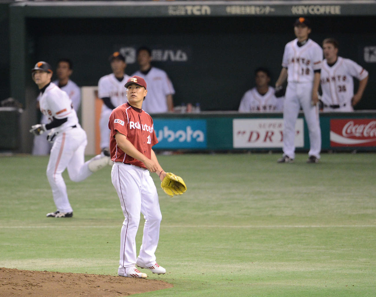 2012年5月30日、巨人対楽天　7回裏巨人2死一塁、田中は高橋由（後方左）に左越え2点本塁打を浴び打球を見つめる。後方右は杉内