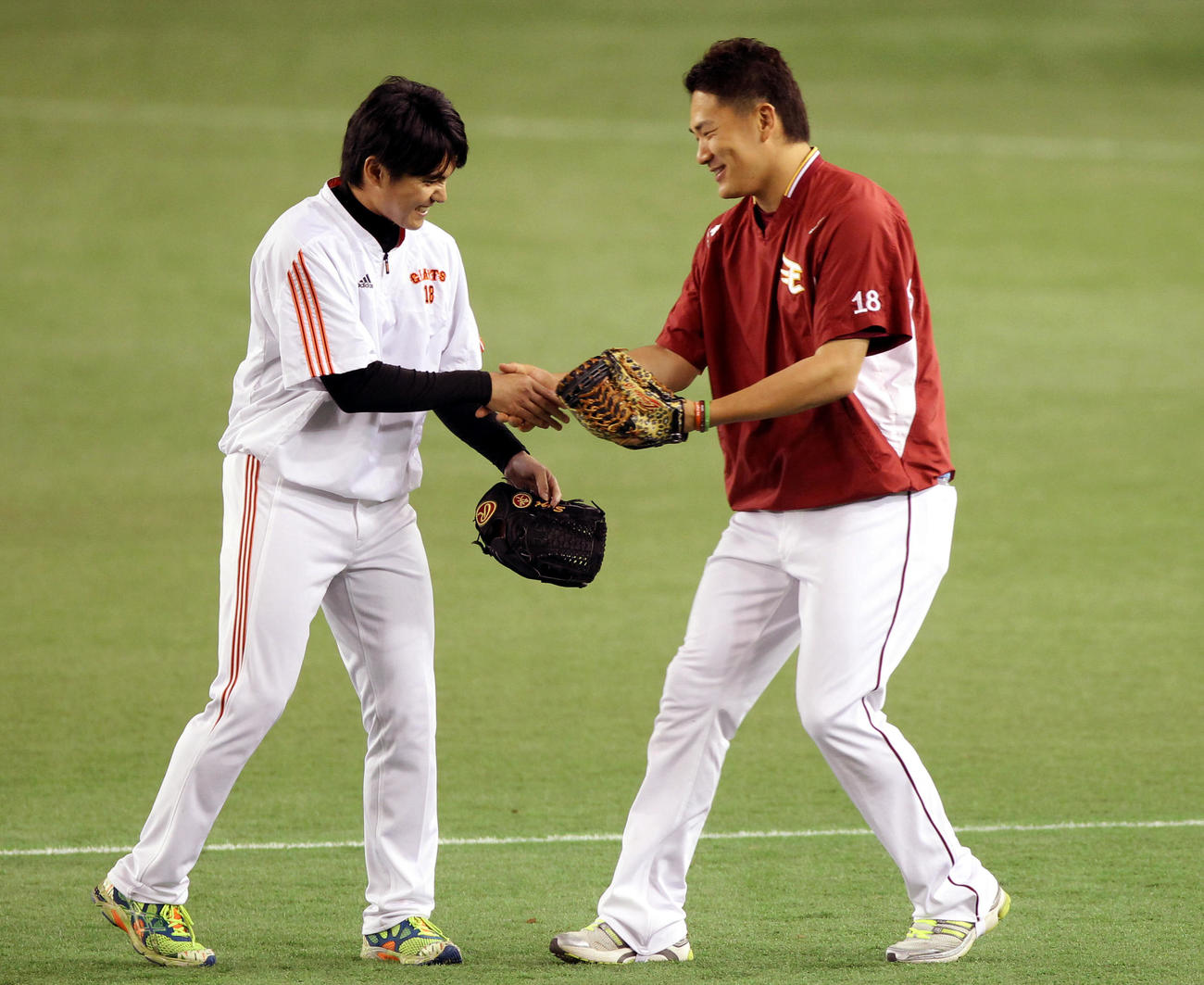 2012年5月31日、巨人対楽天　前日にノーヒットノーランを達成した杉内（左）は、投げ合った田中の祝福に笑顔
