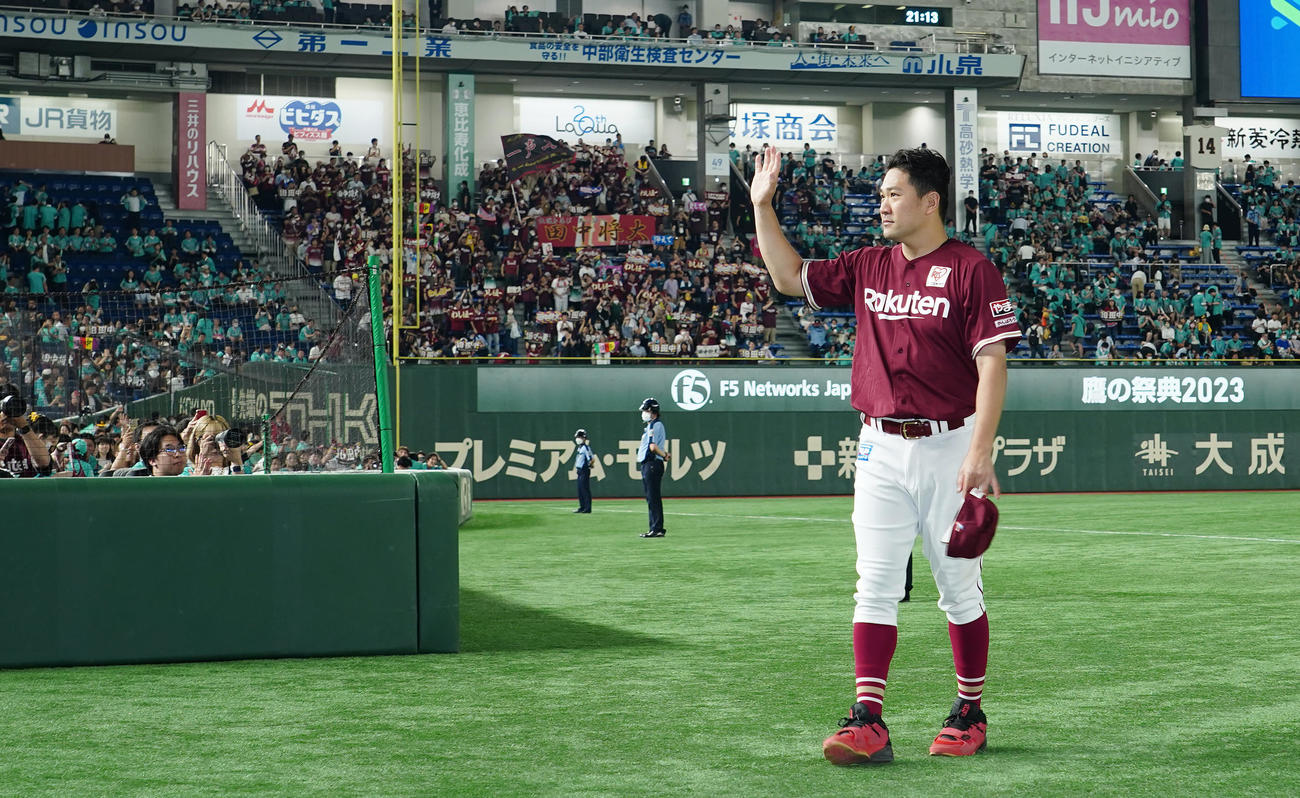 今季4勝目を挙げ、ファンの歓声に応える楽天田中将（撮影・菅敏）
