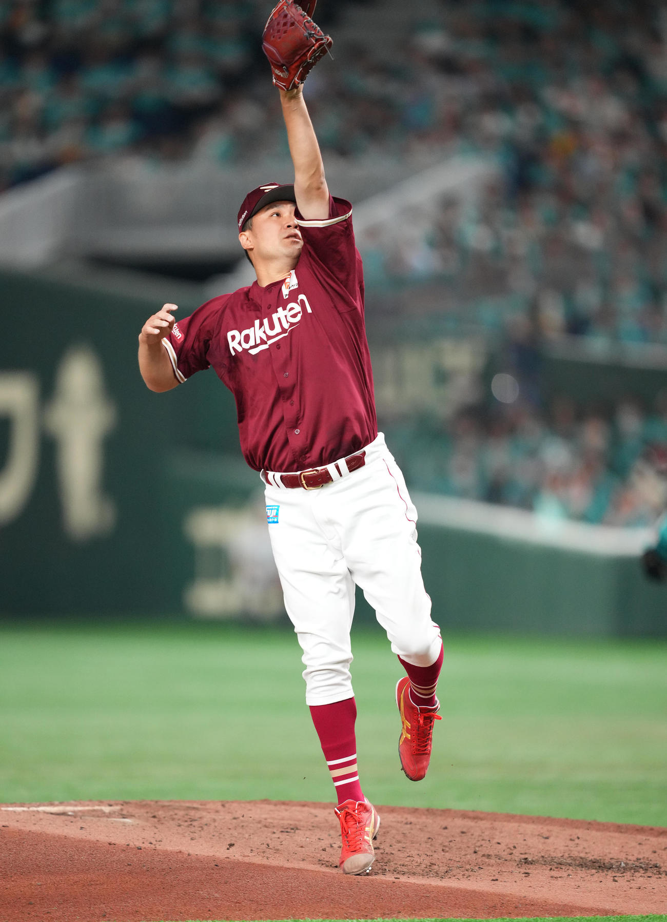 ソフトバンク対楽天　2回裏ソフトバンク2死一塁、三森の遊ゴロの打球に反応する田中将（撮影・菅敏）