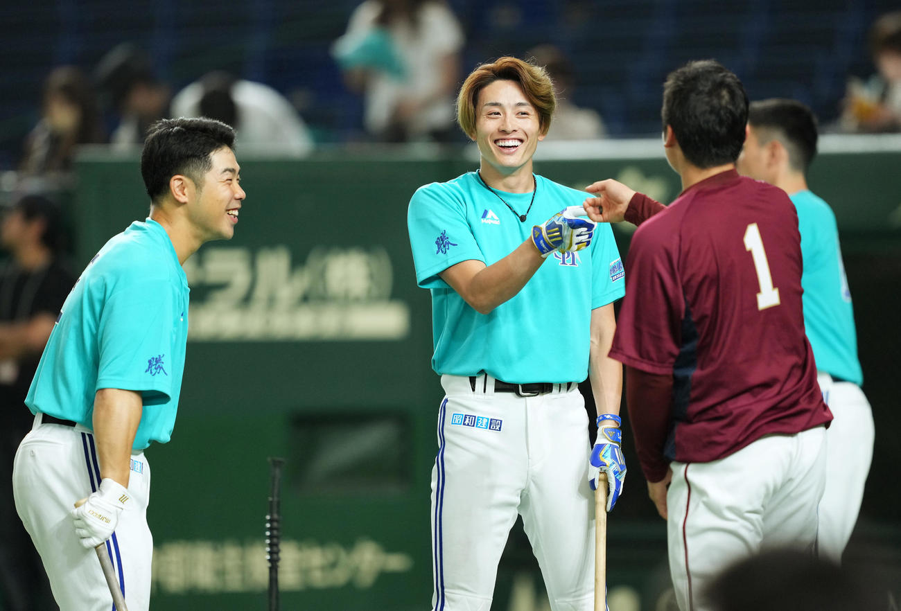 ソフトバンク対楽天　試合前、楽天松井裕（手前）と話すソフトバンク周東（中央）、近藤（撮影・菅敏）