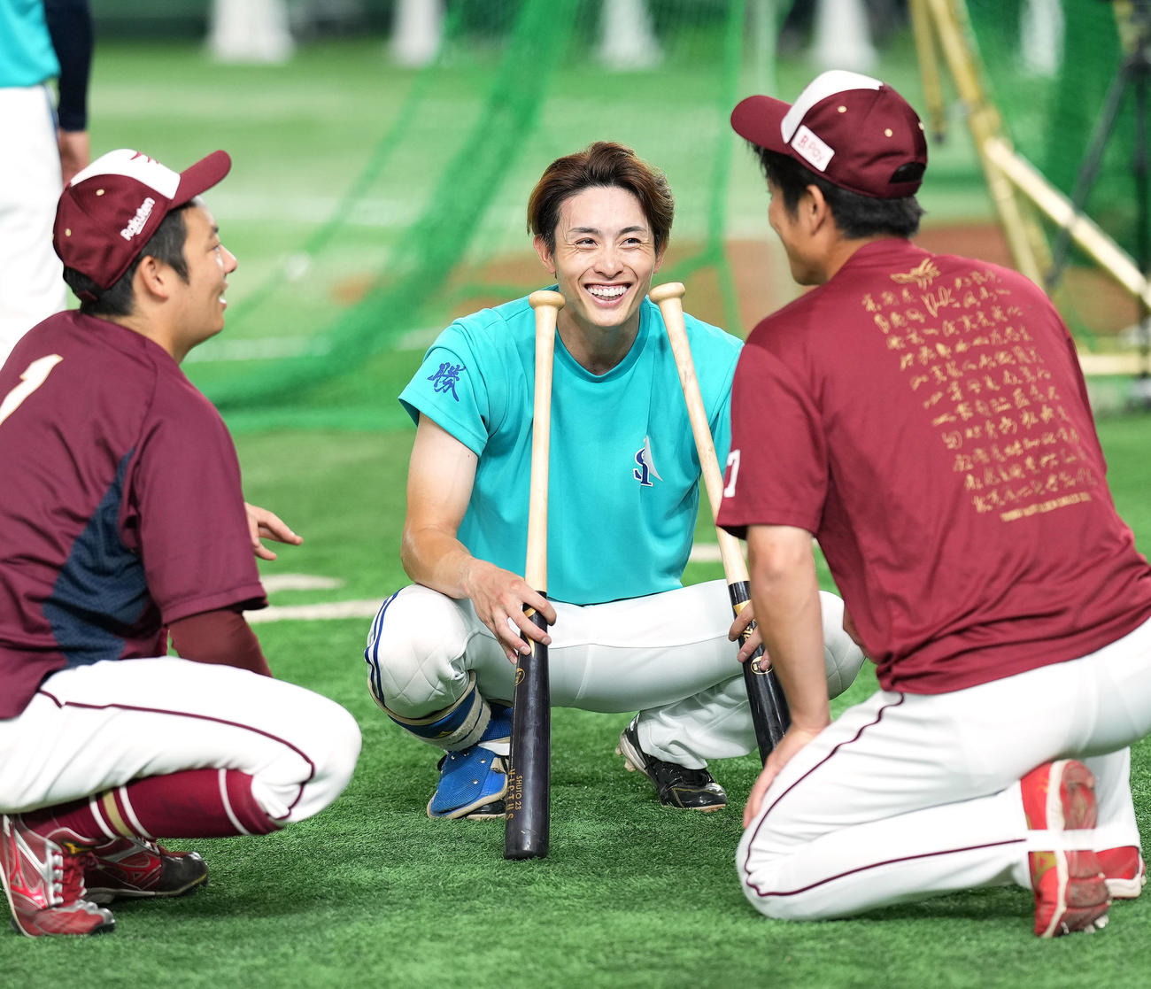 ソフトバンク対楽天　試合前、楽天松井裕（左）らと話すソフトバンク周東（中央）（撮影・菅敏）