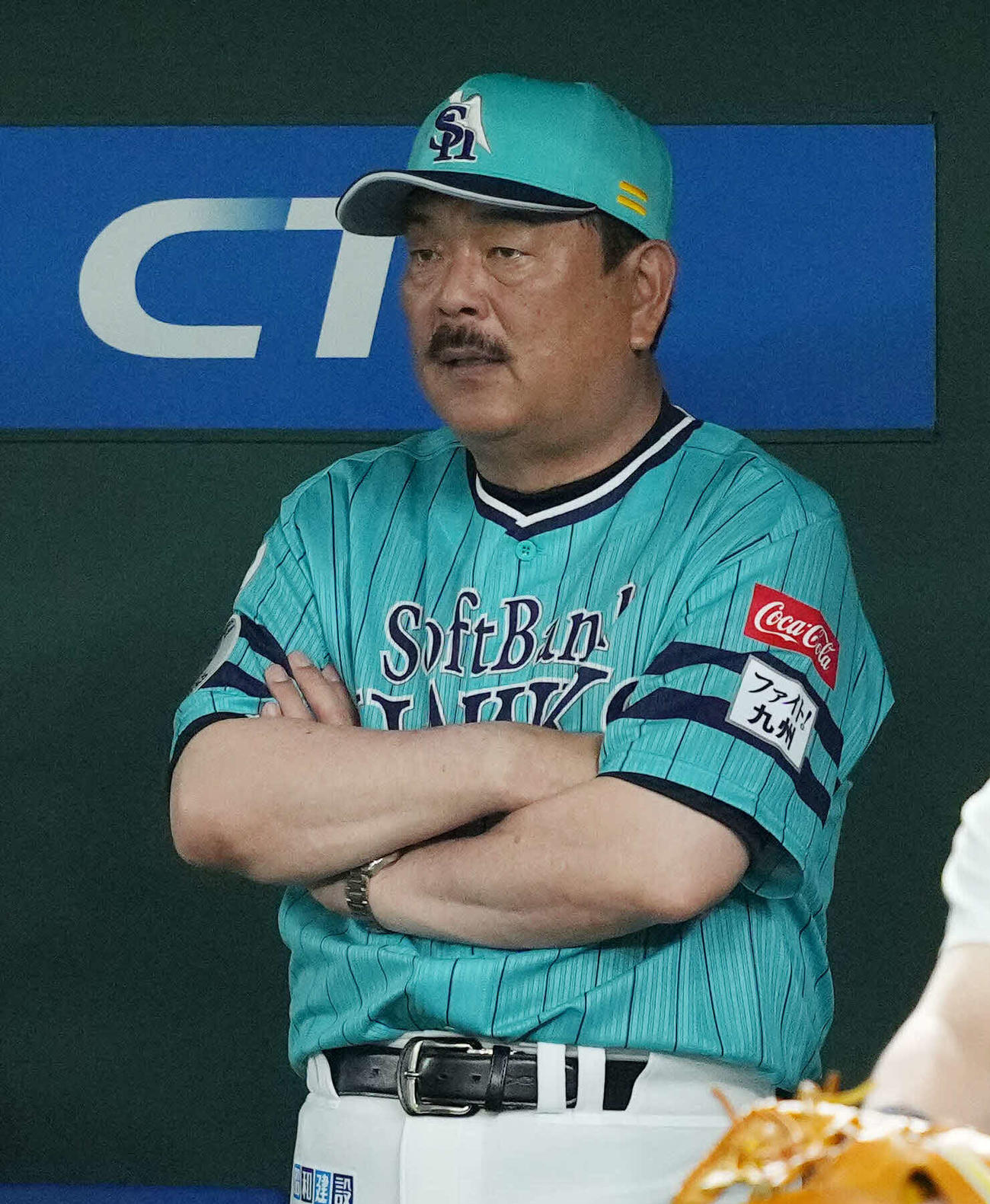 ソフトバンク対楽天　8回、ベンチで浮かない表情を見せるソフトバンク藤本監督（撮影・菅敏）