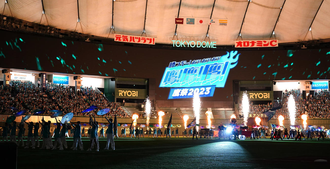 ソフトバンク対楽天　試合前、出陣式で盛り上がる出演者ら（撮影・菅敏）