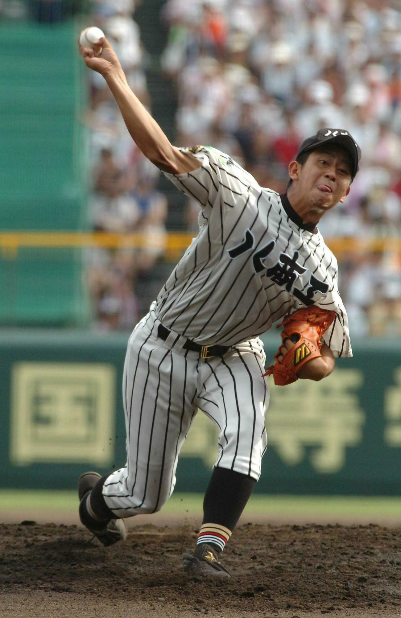 06年夏の甲子園、3回戦の智弁和歌山戦で力投する八重山商工時代の大嶺祐太氏