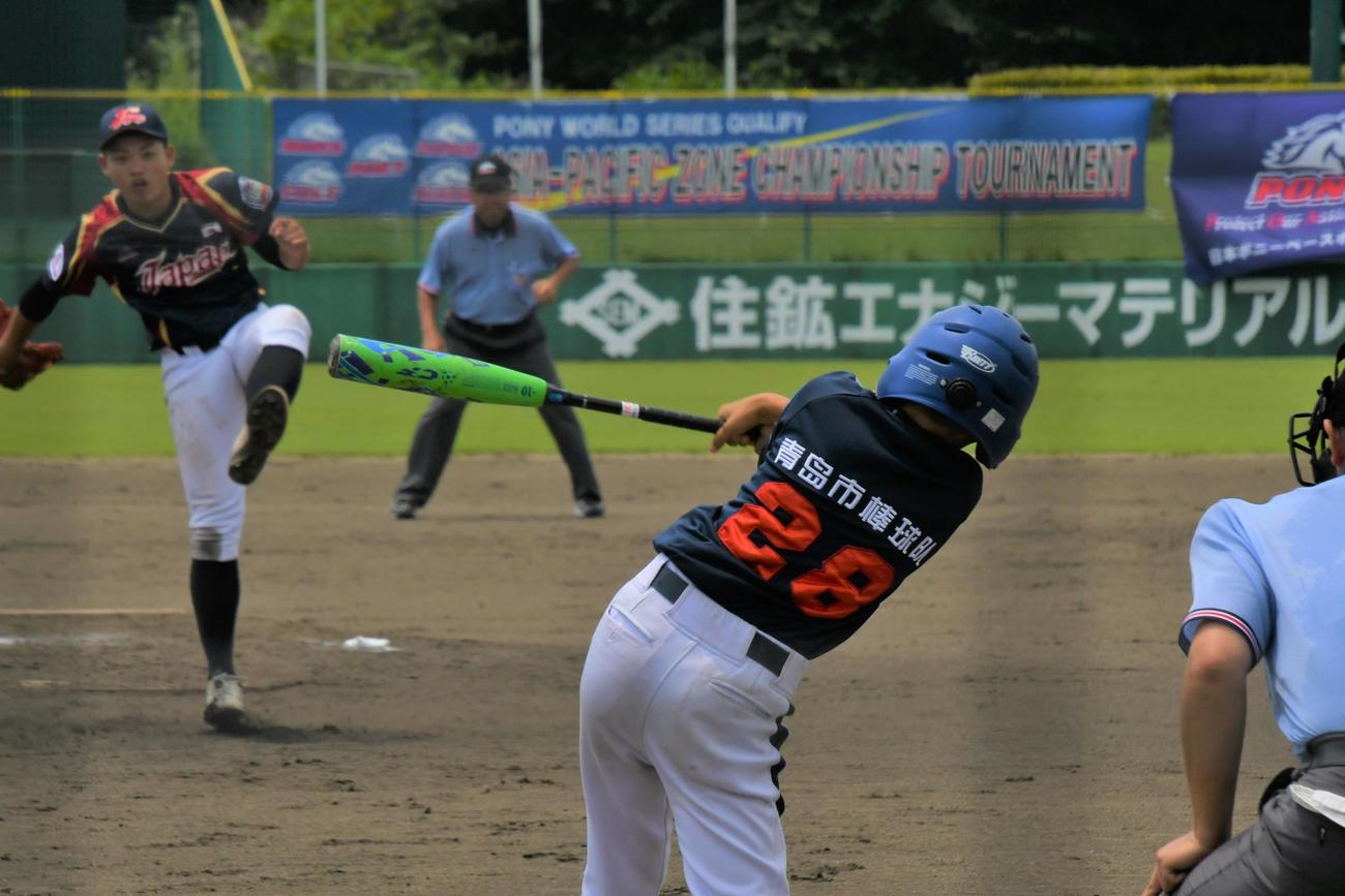 中国第3最後の打者ワンは鶴田啓人の速球をフルスイングした（撮影・久我悟）