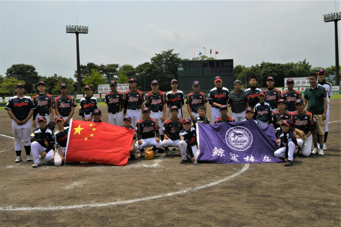 日本は試合後、中国第3の選手と健闘をたたえ合った