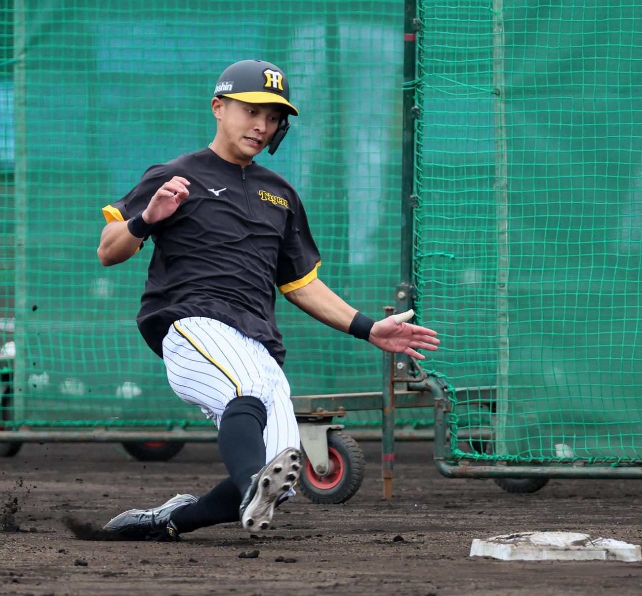 走塁練習で滑り込む熊谷（23年2月4日撮影）