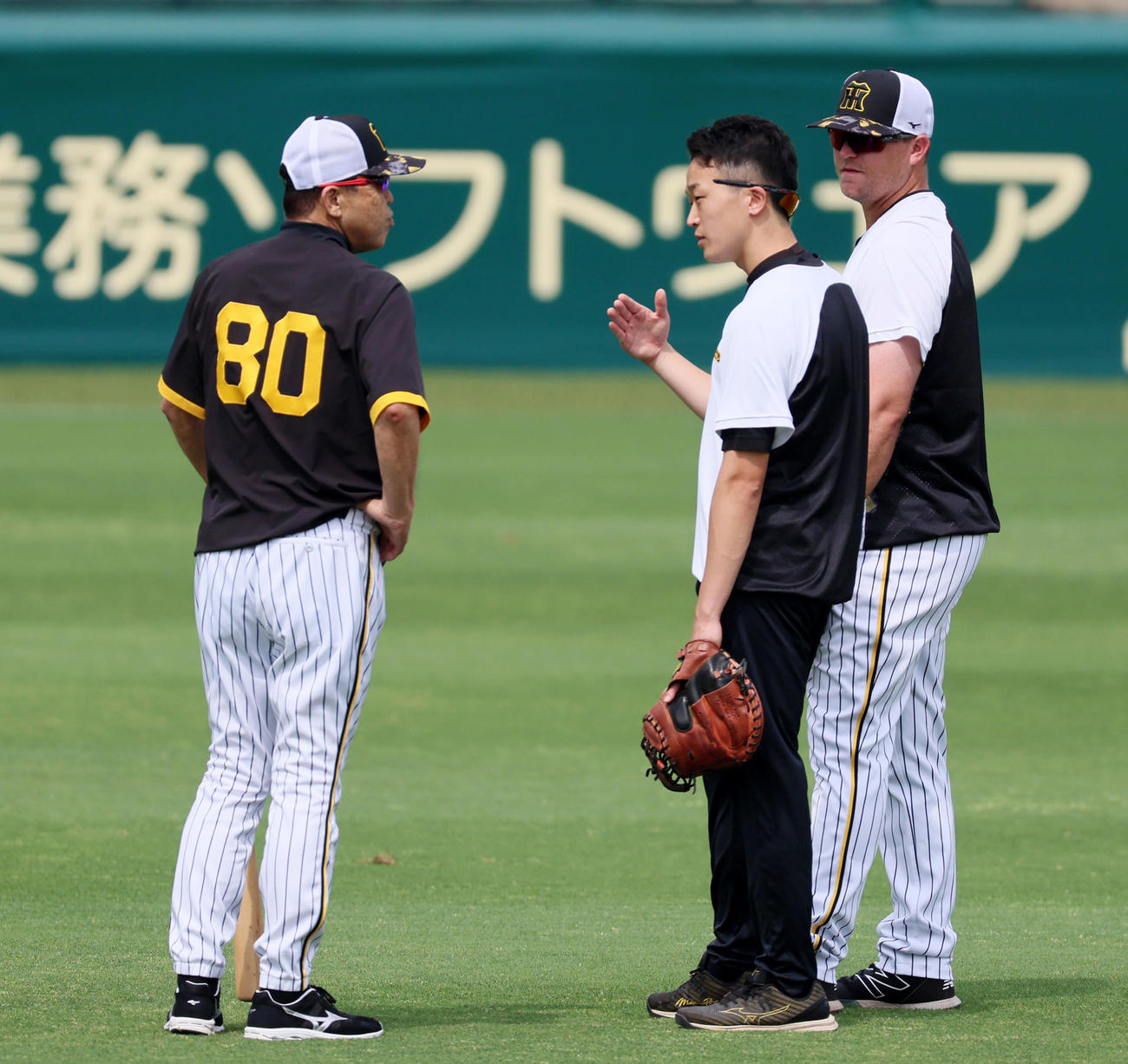 阪神対中日　練習中、ノイジー（右）と話す岡田監督（撮影・加藤哉）