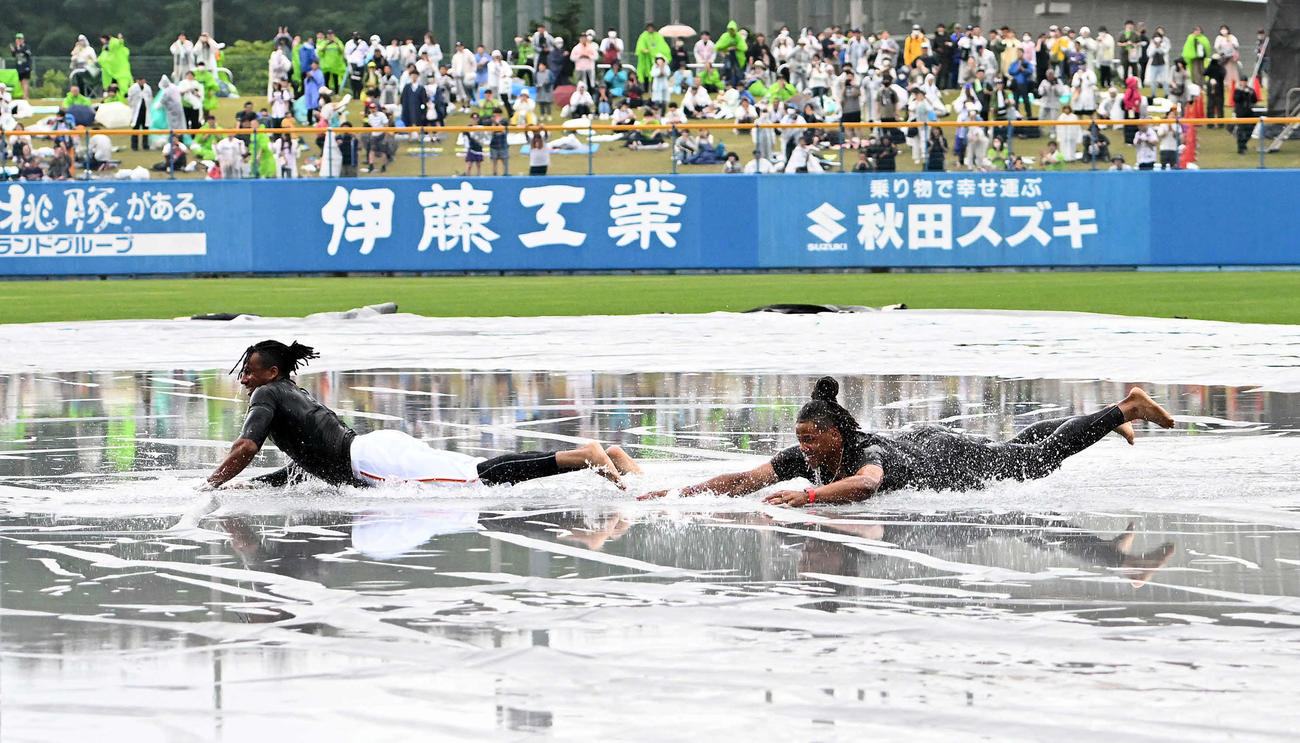 雨天中止となったグラウンドでヘッドスライディングを披露し会場を沸かせた巨人ブリンソン（左）とウォーカー（撮影・たえ見朱実）