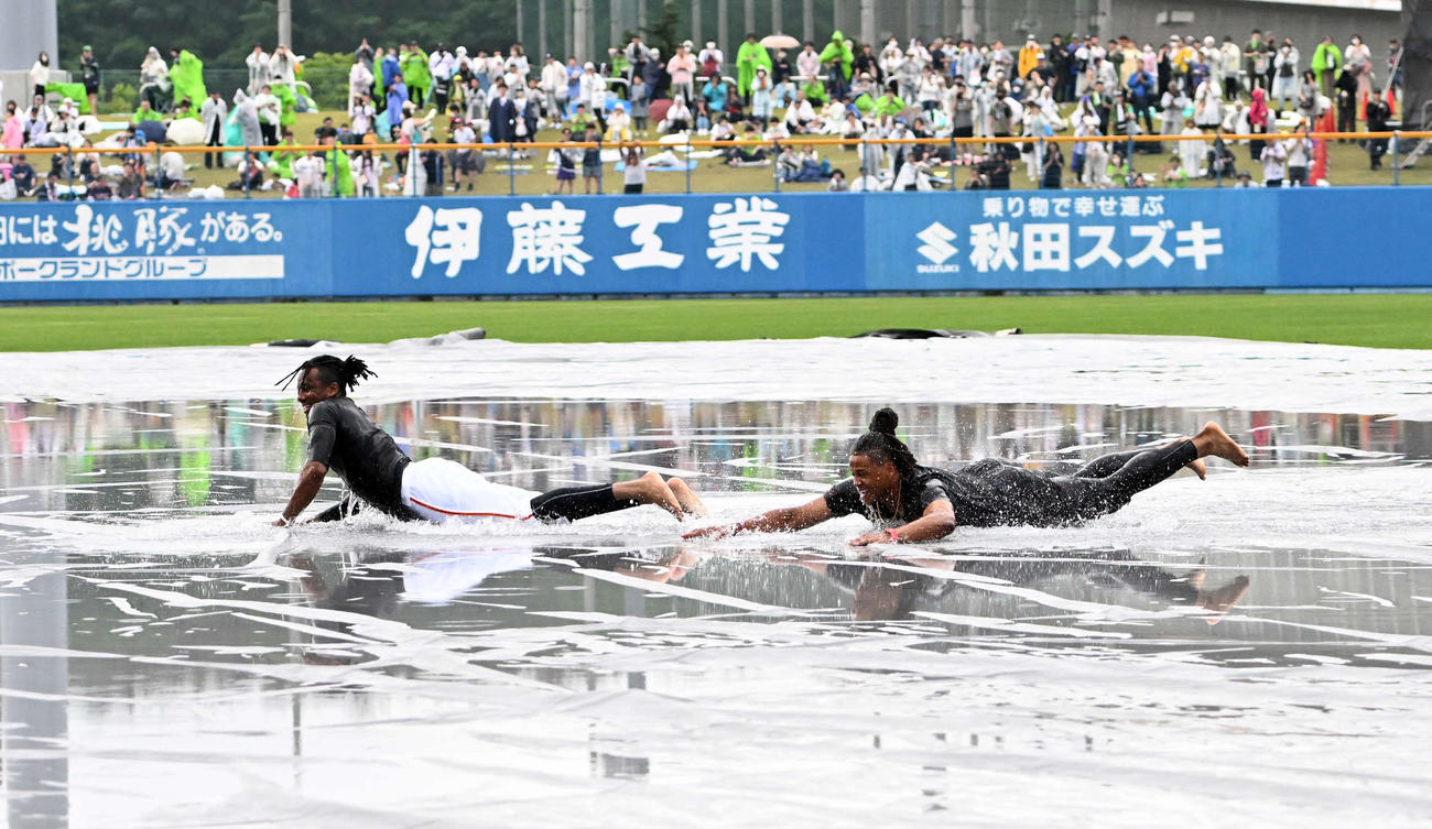 雨天中止となったグラウンドでヘッドスライディングを披露し会場を沸かせた巨人ブリンソン（左）とウォーカー（撮影・たえ見朱実）