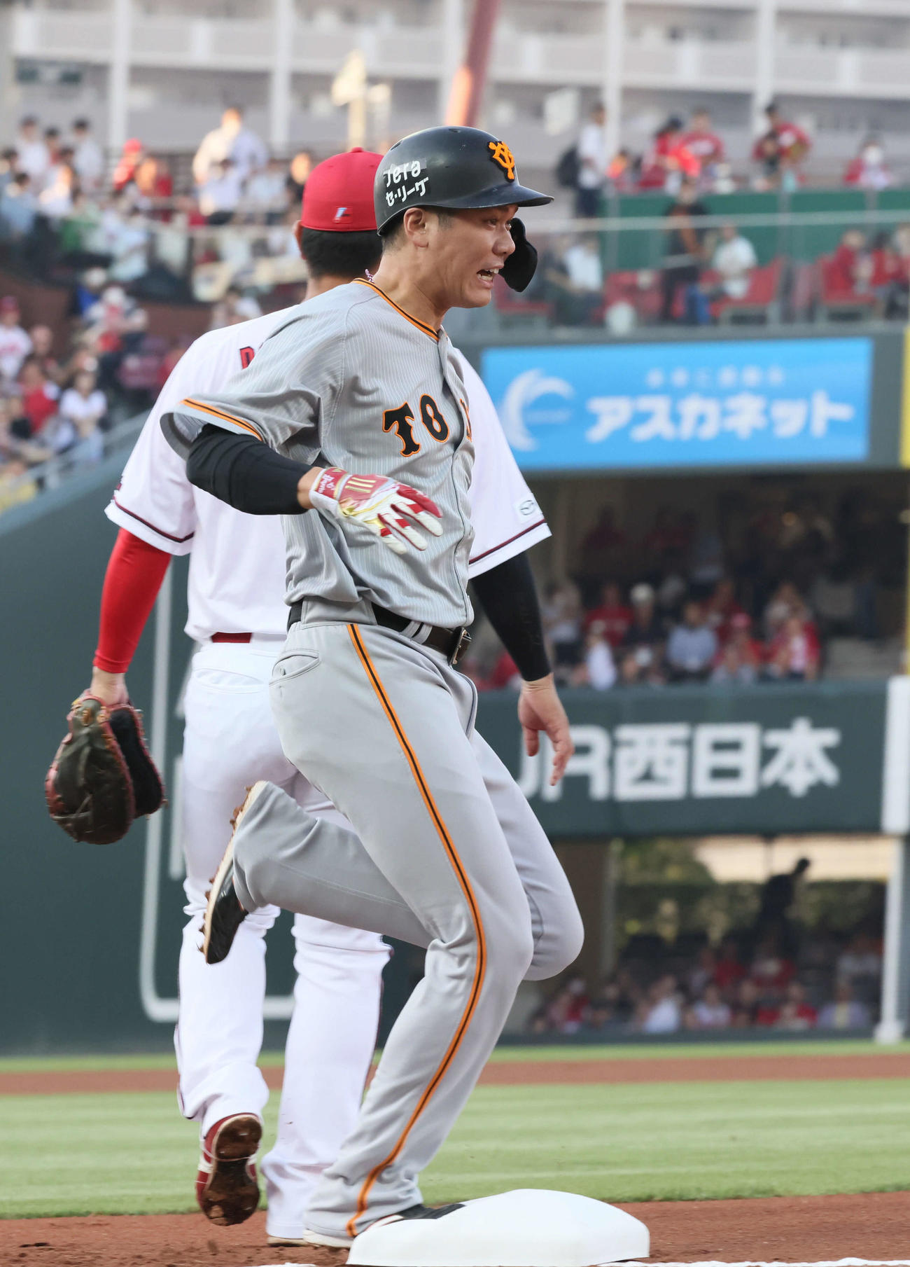 広島対巨人　1回表巨人無死、二塁内野安打を放った坂本。この後、負傷交代する（2023年6月23日撮影）