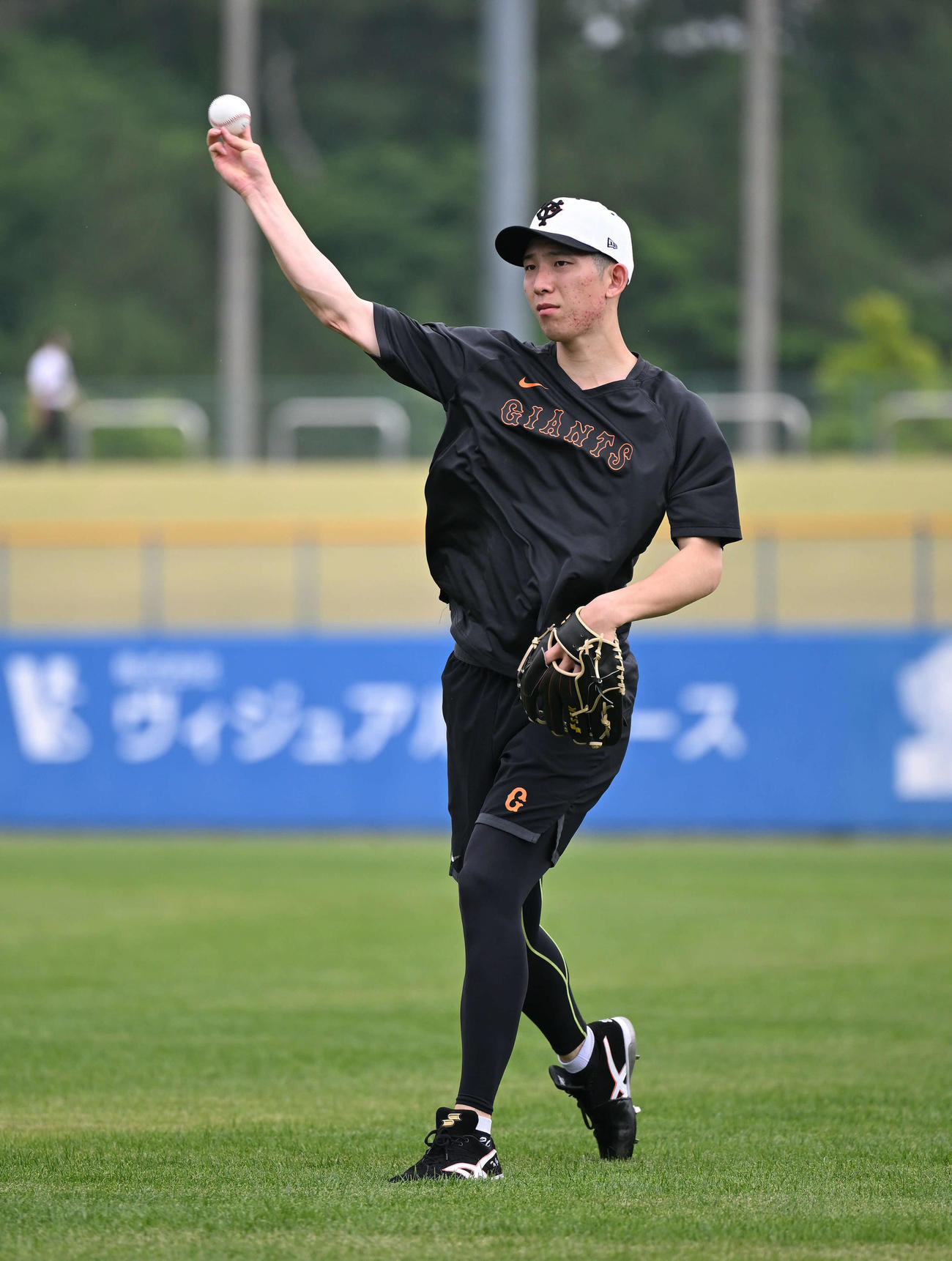 巨人対ヤクルト　試合前練習で調整する巨人戸郷（撮影・滝沢徹郎）