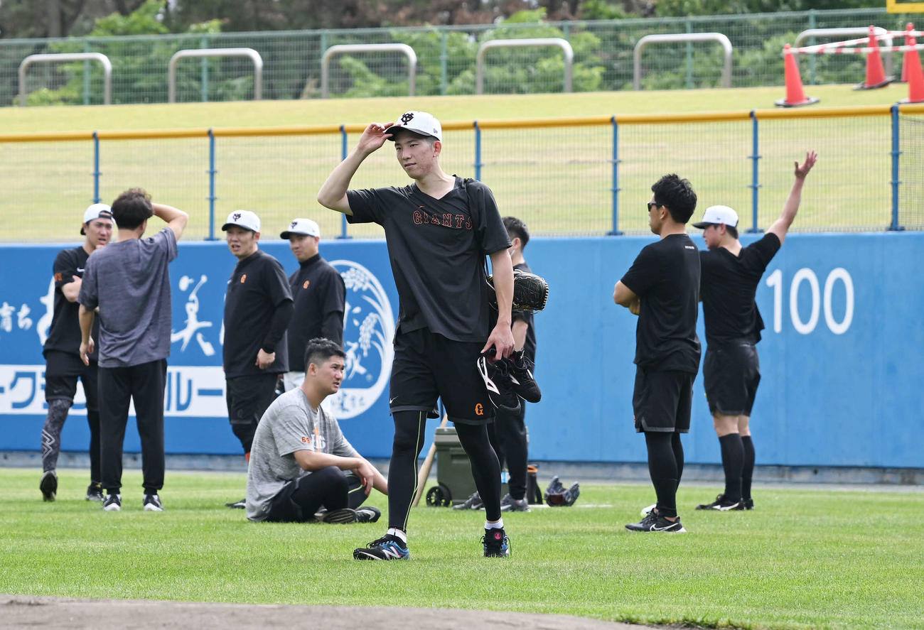 巨人対ヤクルト　試合前練習を終え引き揚げる巨人戸郷（手前）（撮影・滝沢徹郎）